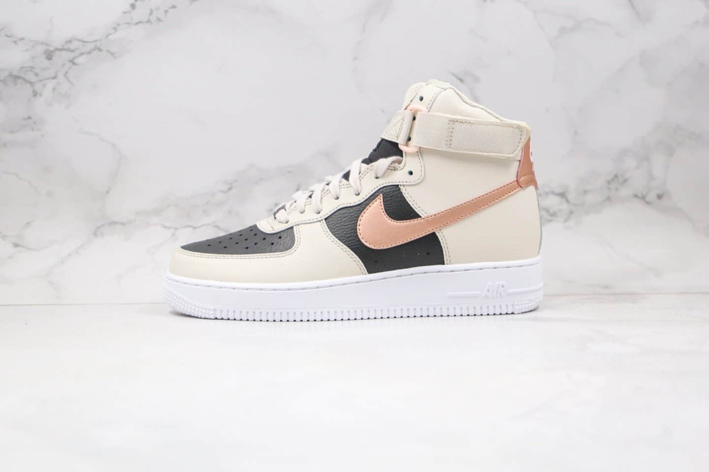 耐克Nike Air Force 1 Swoosh纯原版本高帮空军一号米白黑红色板鞋原鞋开模一比一打造 货号：DB5080-100