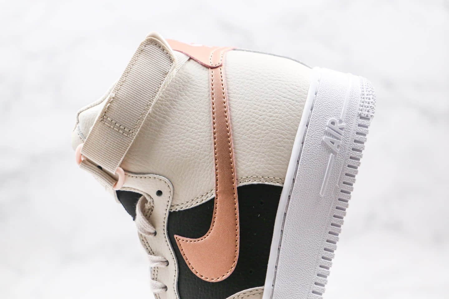 耐克Nike Air Force 1 Swoosh纯原版本高帮空军一号米白黑红色板鞋原鞋开模一比一打造 货号：DB5080-100