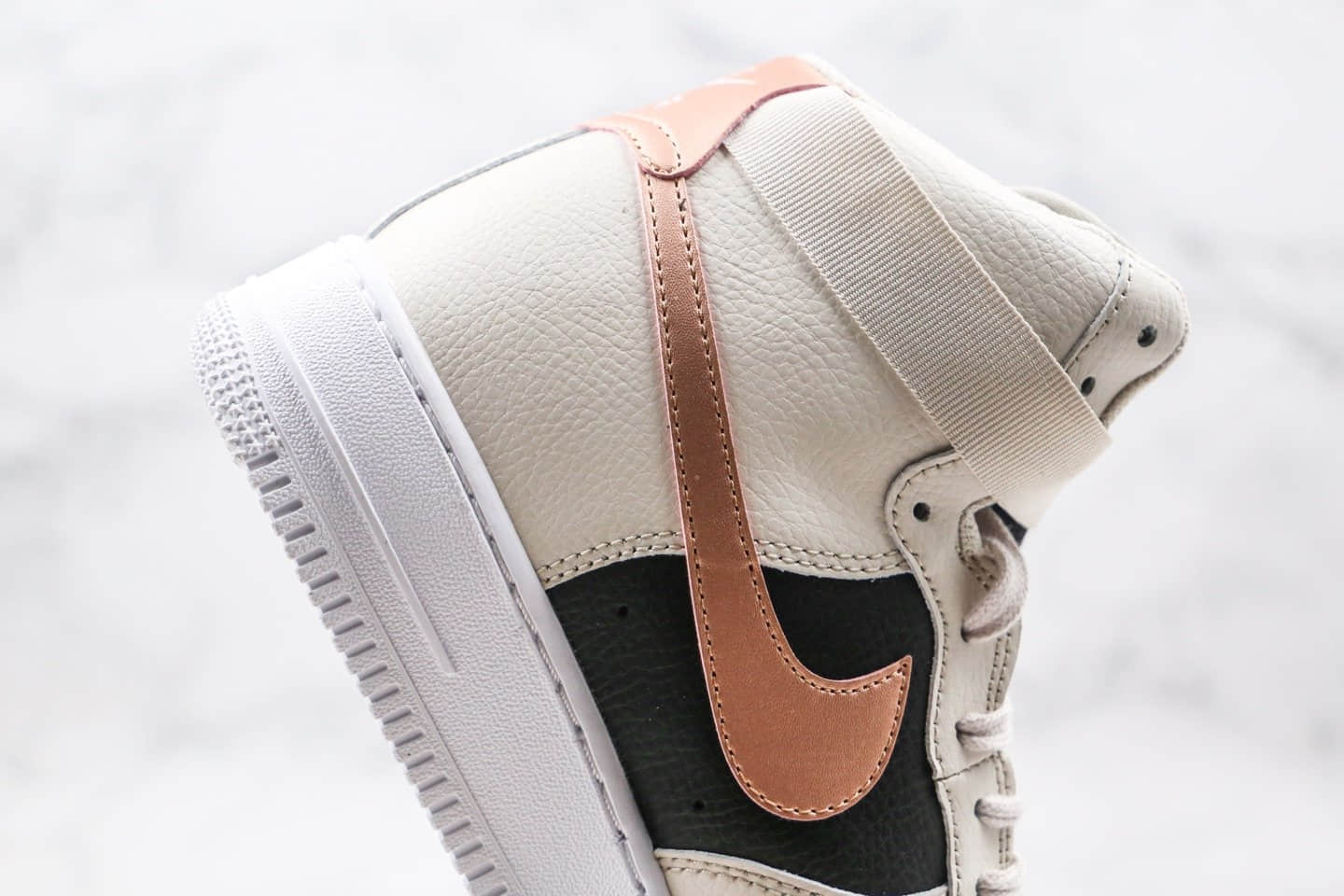 耐克Nike Air Force 1 Swoosh纯原版本高帮空军一号米白黑红色板鞋原鞋开模一比一打造 货号：DB5080-100