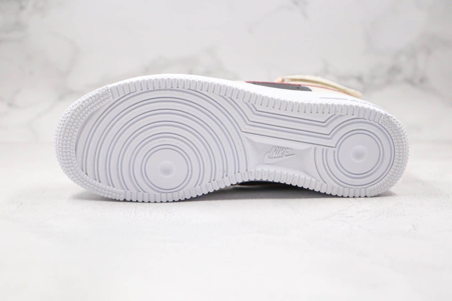 耐克Nike Air Force 1 Swoosh纯原版本高帮空军一号米白黑红色板鞋原鞋开模一比一打造 货号：DB5080-100