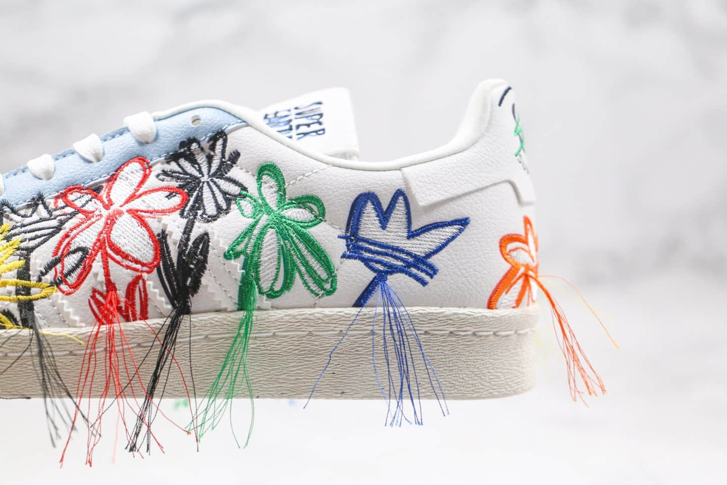 阿迪达斯adidas Originals x Sean Wotherspoon联名款纯原版本三叶草贝壳头刺绣毛边五彩花朵流苏板鞋原鞋开模 货号：FZ4724