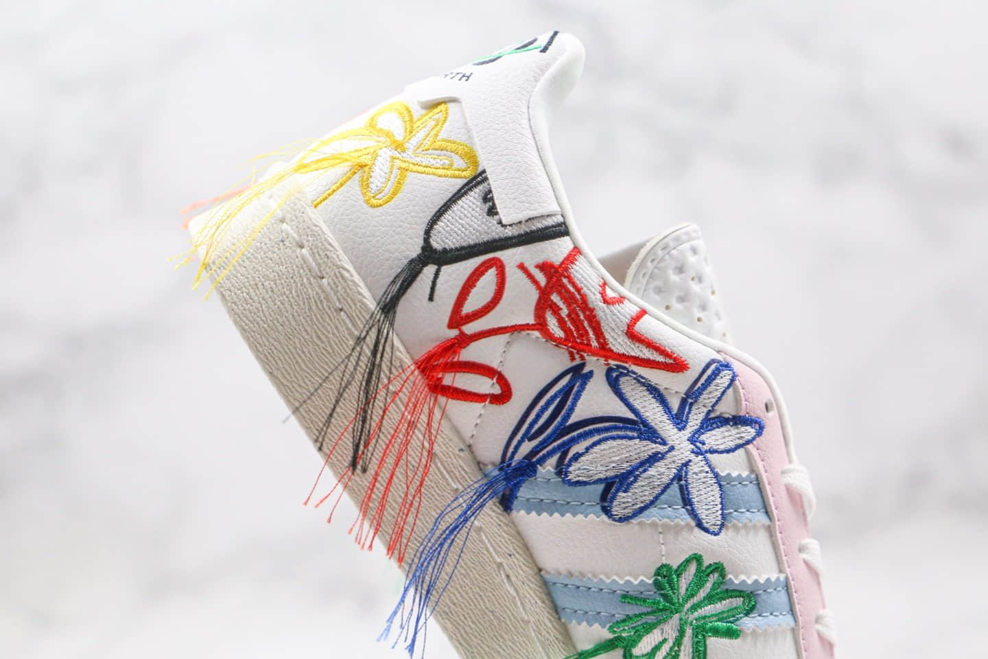 阿迪达斯adidas Originals x Sean Wotherspoon联名款纯原版本三叶草贝壳头刺绣毛边五彩花朵流苏板鞋原鞋开模 货号：FZ4724