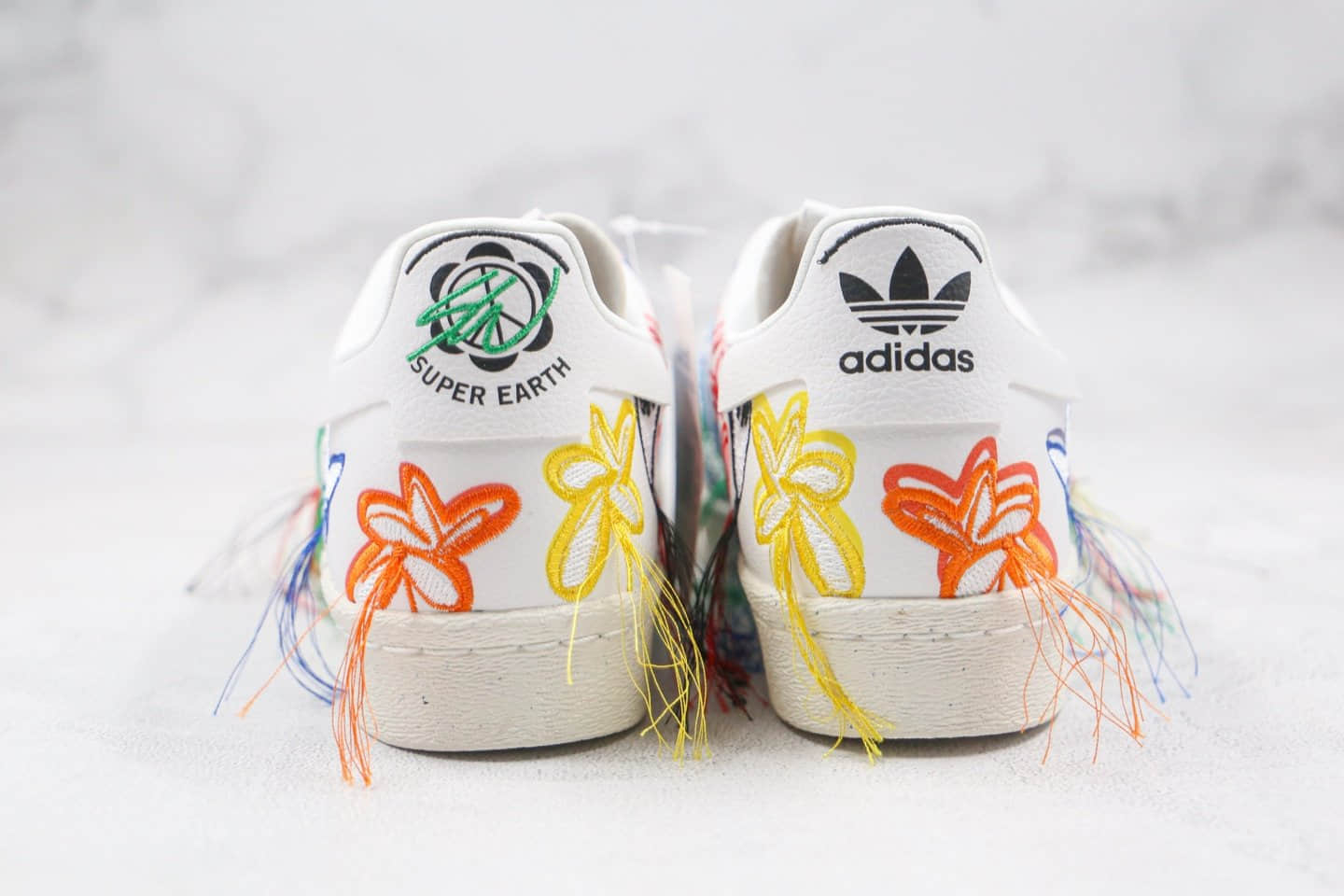 阿迪达斯adidas Originals x Sean Wotherspoon联名款纯原版本三叶草贝壳头刺绣毛边五彩花朵流苏板鞋原鞋开模 货号：FZ4724