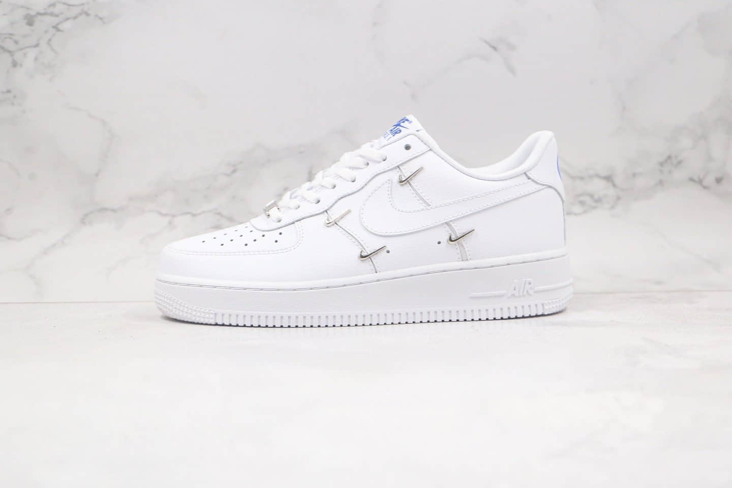 耐克Nike Wmns Air Force 1' 07 LX Chrome Swooshes White纯原版本低帮空军一号白蓝色小银四钩板鞋原楦头纸板打造 货号:CT1990-100