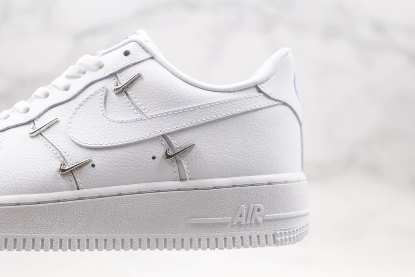 耐克Nike Wmns Air Force 1' 07 LX Chrome Swooshes White纯原版本低帮空军一号白蓝色小银四钩板鞋原楦头纸板打造 货号:CT1990-100