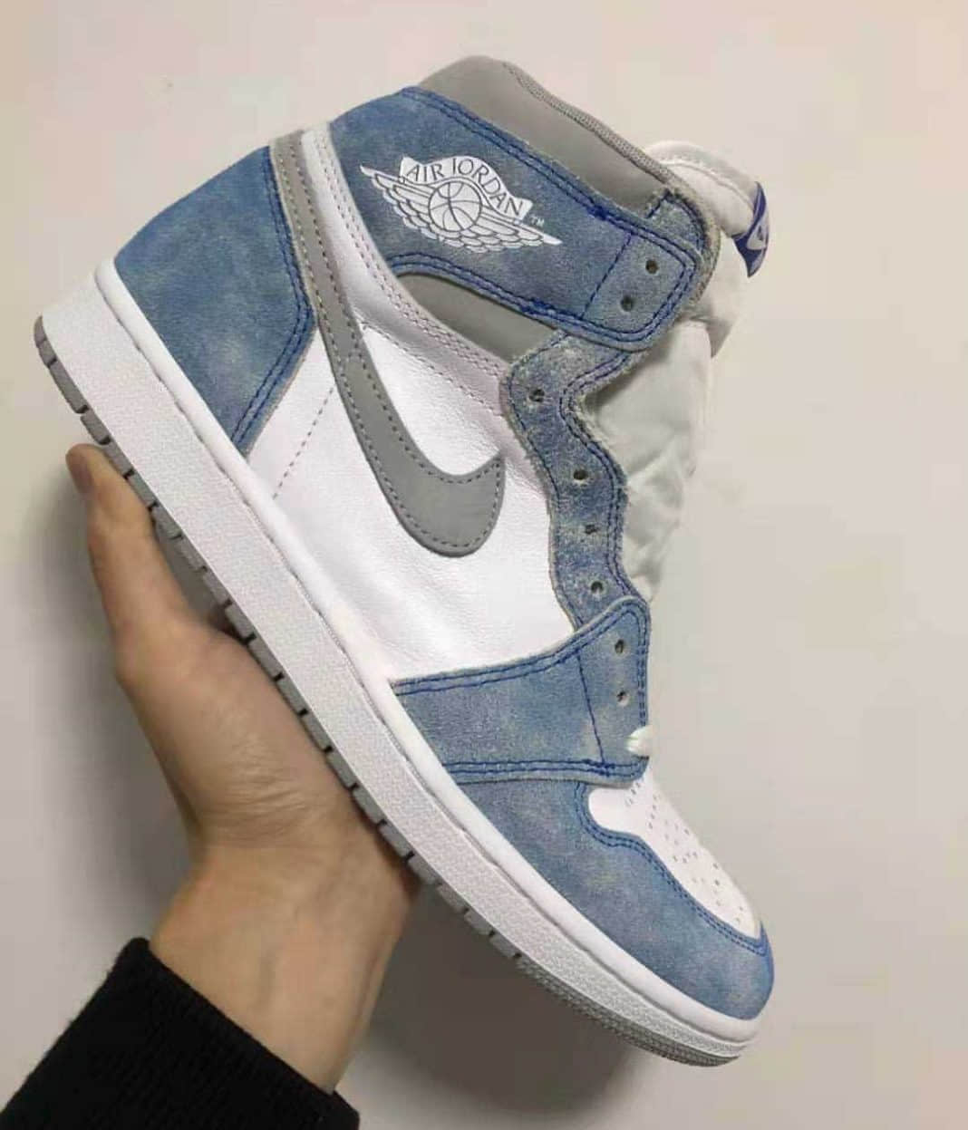 质感颜值都在线!Air Jordan 1“Hyper Royal”最新实物曝光! 货号:555088-402