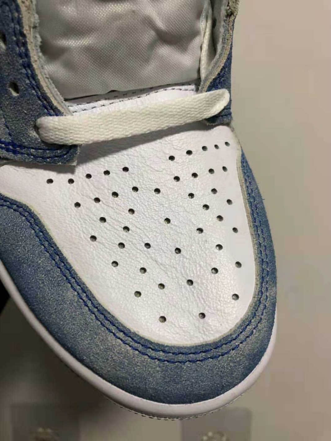 质感颜值都在线!Air Jordan 1“Hyper Royal”最新实物曝光! 货号:555088-402