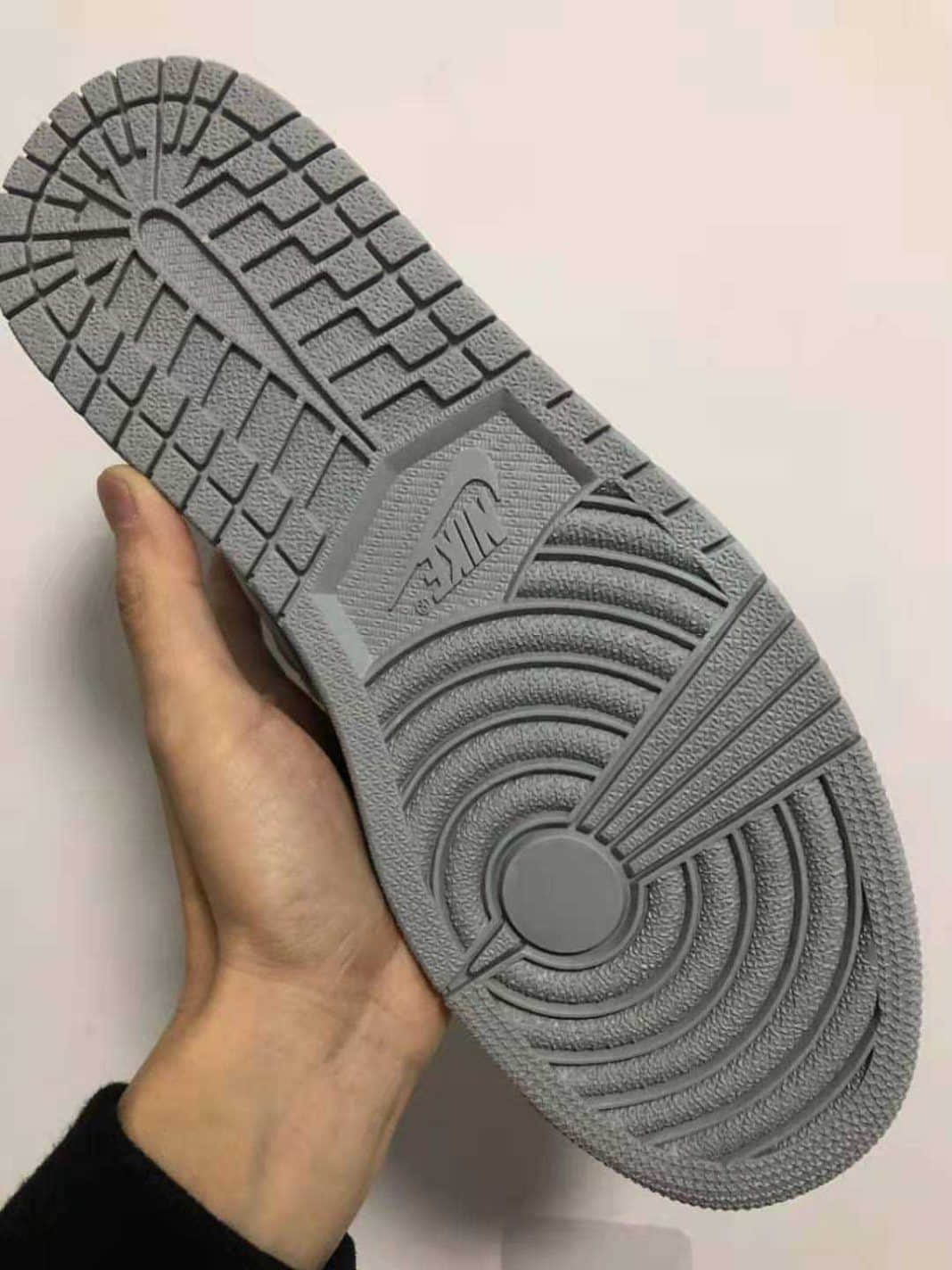 质感颜值都在线!Air Jordan 1“Hyper Royal”最新实物曝光! 货号:555088-402