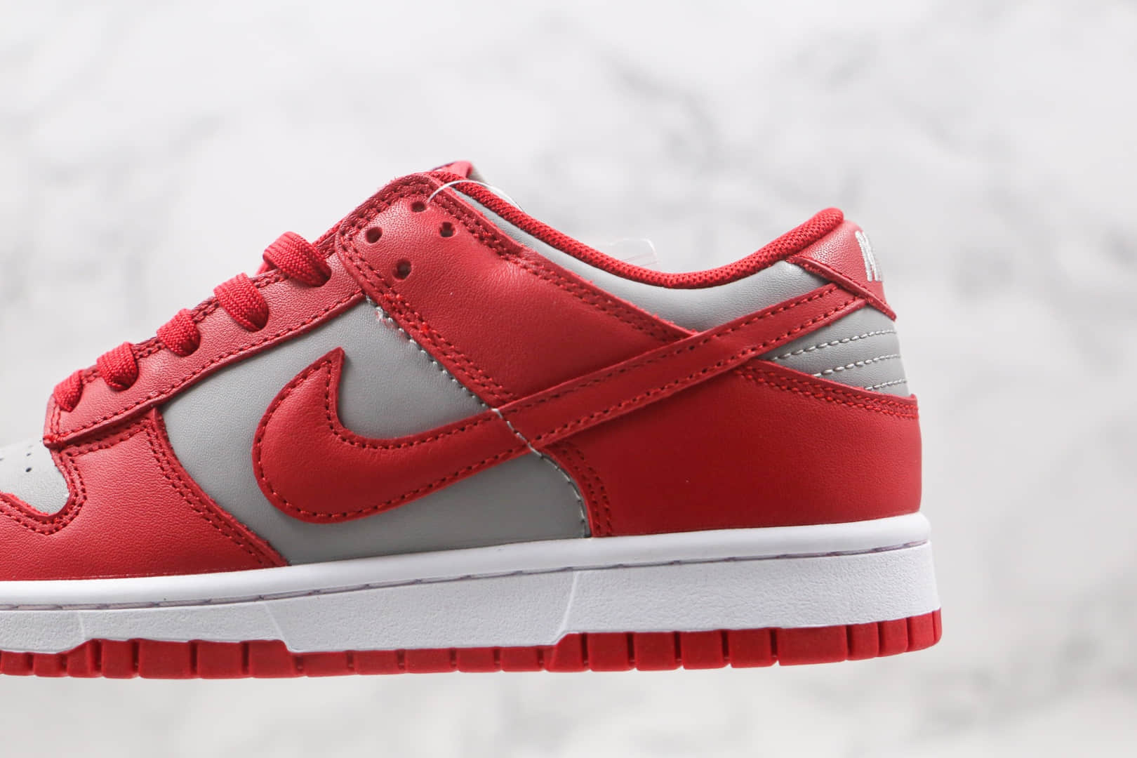 耐克Nike SB Dunk Low纯原版本低帮SB DUNK灰红色板鞋内置气垫原盒原标 货号：DD1301-002