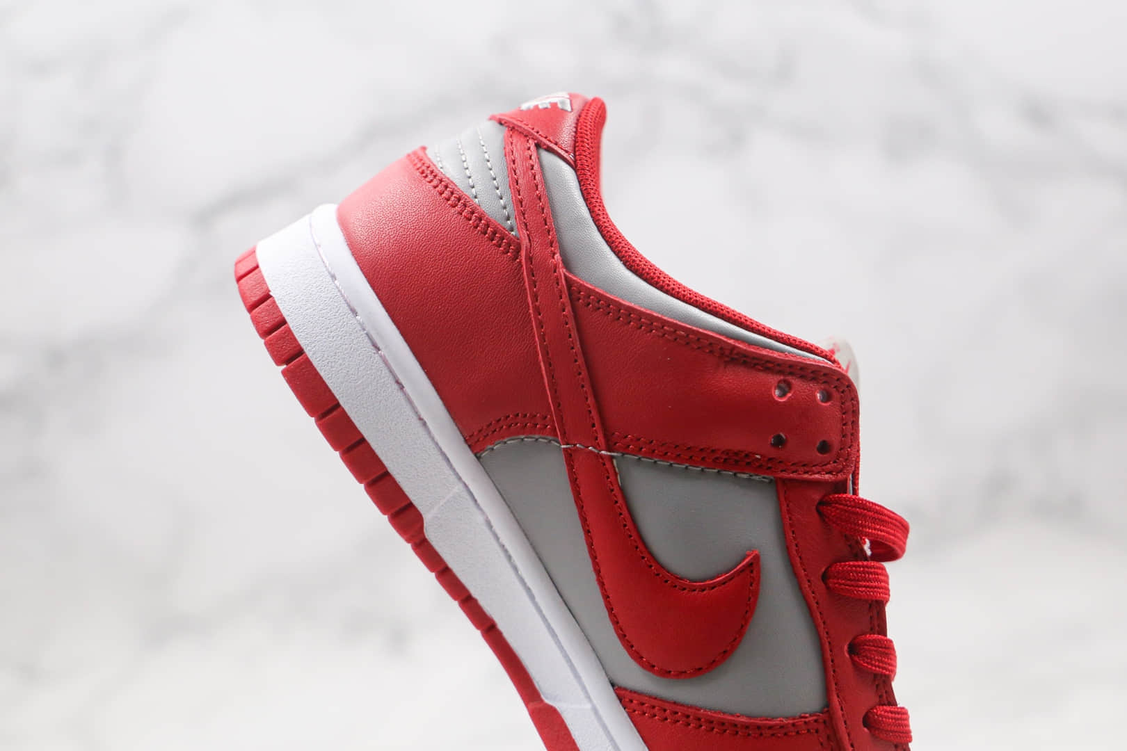 耐克Nike SB Dunk Low纯原版本低帮SB DUNK灰红色板鞋内置气垫原盒原标 货号：DD1301-002