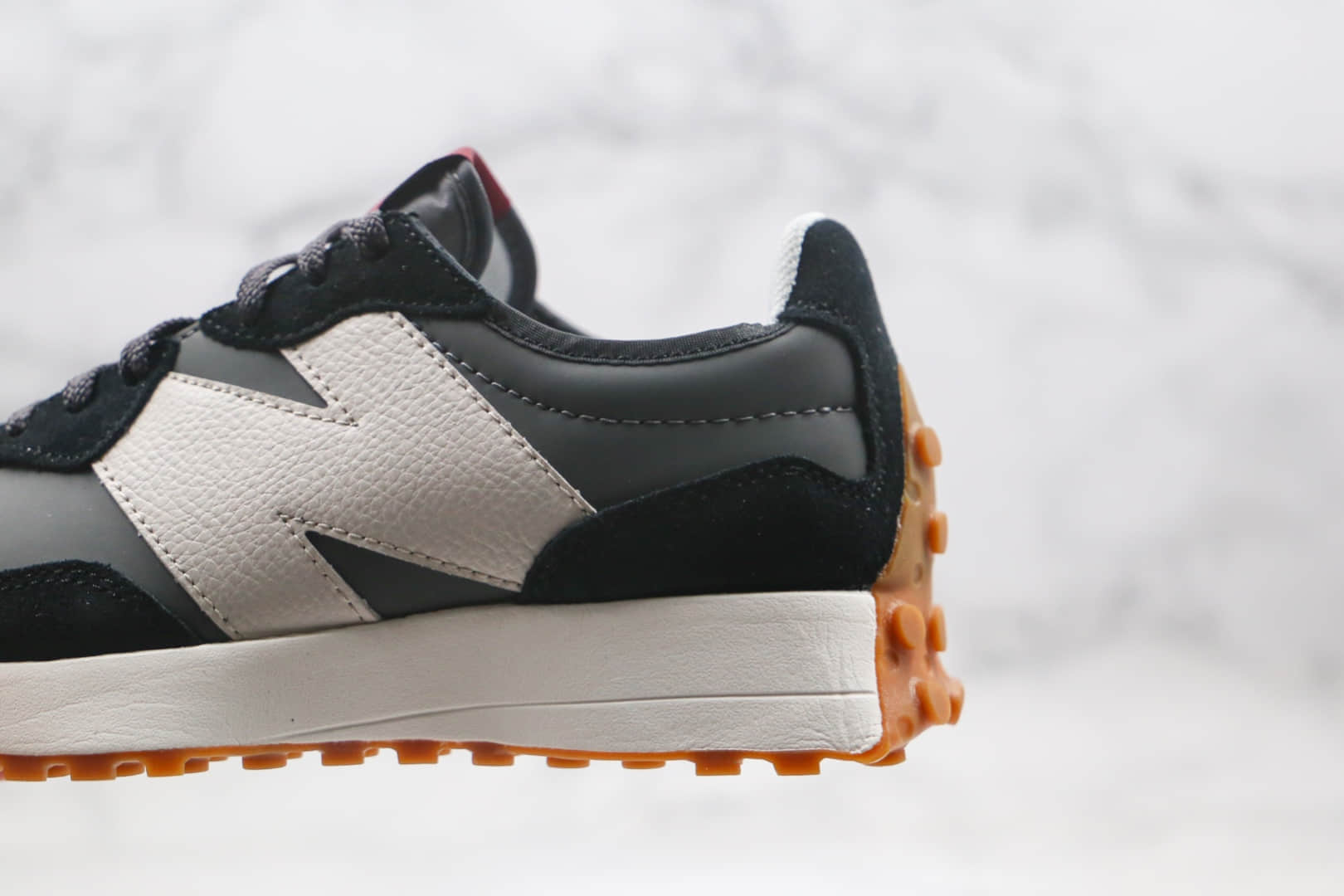 新百伦New Balance 327纯原版本复古慢跑鞋NB327皮面白黑色原盒原标原楦头纸板打造 货号:WS327KC