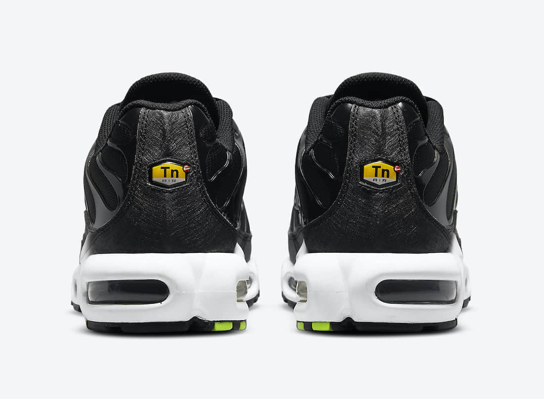 Nike Air Max Plus新配色曝光!侧身涂鸦+银边Swoosh有点酷! 货号:DJ6876-001