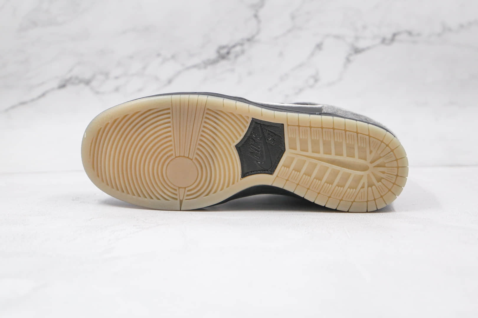 耐克Nike DUNK HIGH SB PREMIER SE Petoskey纯原版本高帮SB DUNK雪花灰黑羊毛板鞋原楦头纸板打造 货号：645986-010