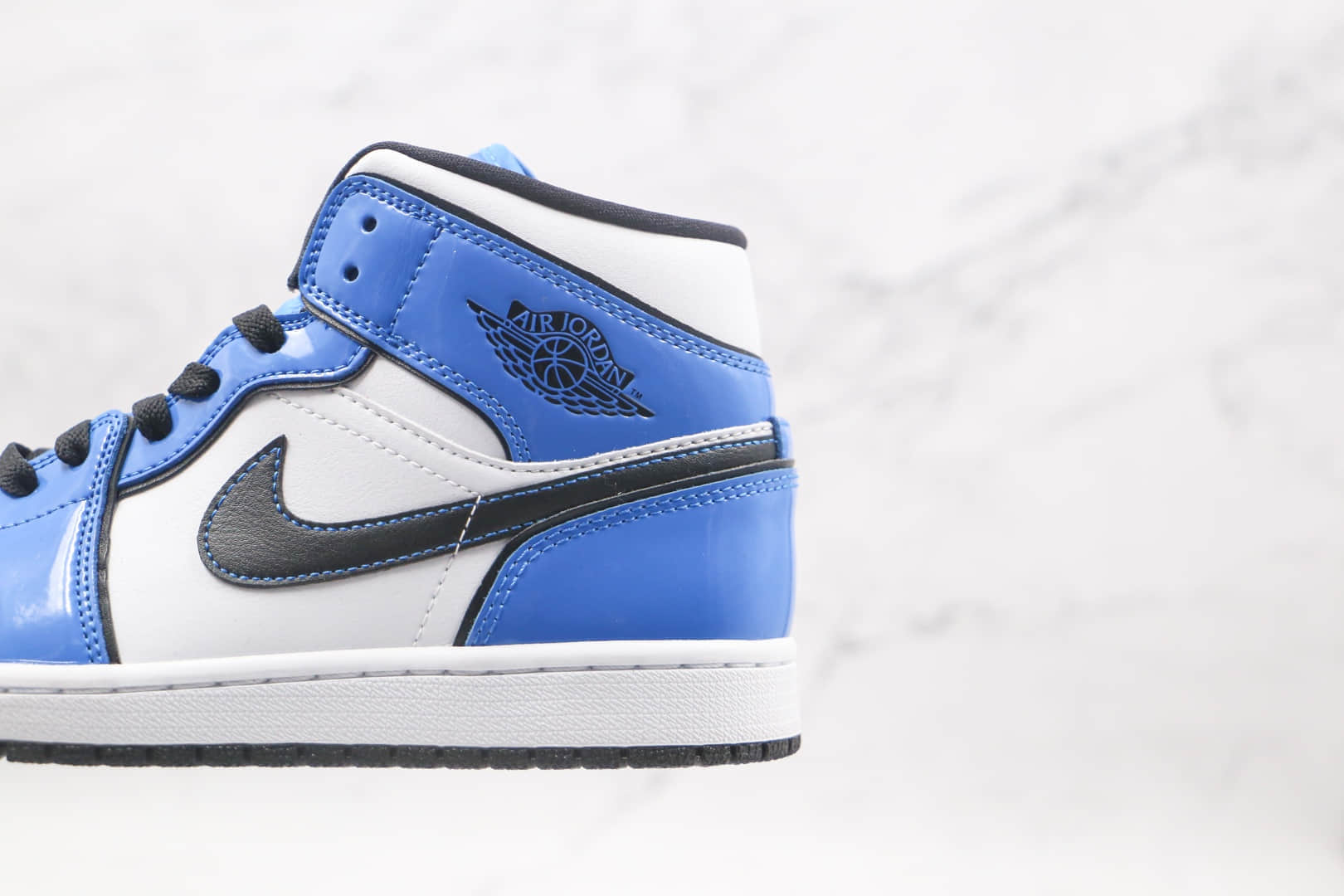 乔丹Air Jordan 1 Mid Signal Blue纯原版本中帮AJ1二次元描边白蓝小闪电原楦头纸板打造 货号:DD6834-402