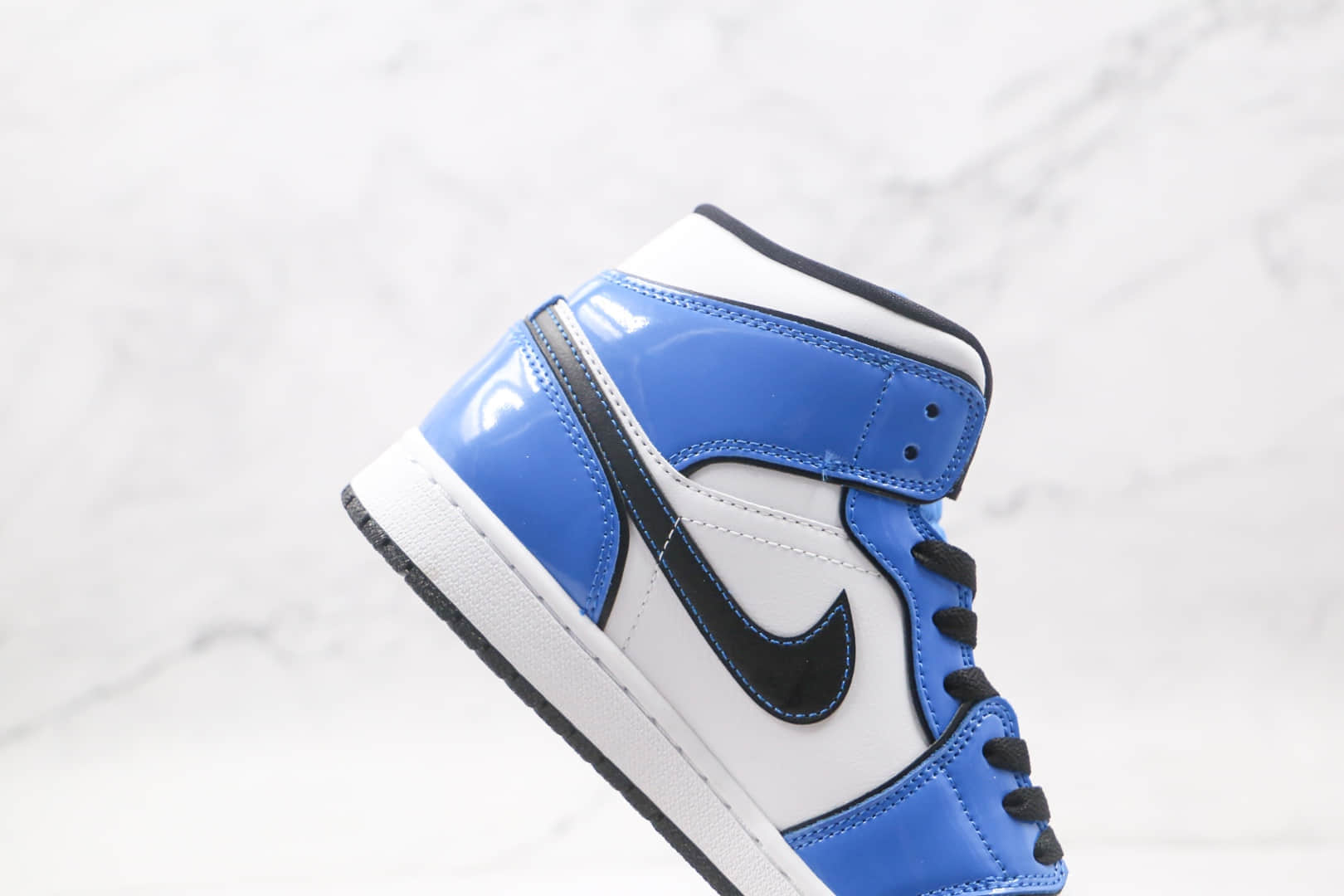 乔丹Air Jordan 1 Mid Signal Blue纯原版本中帮AJ1二次元描边白蓝小闪电原楦头纸板打造 货号:DD6834-402