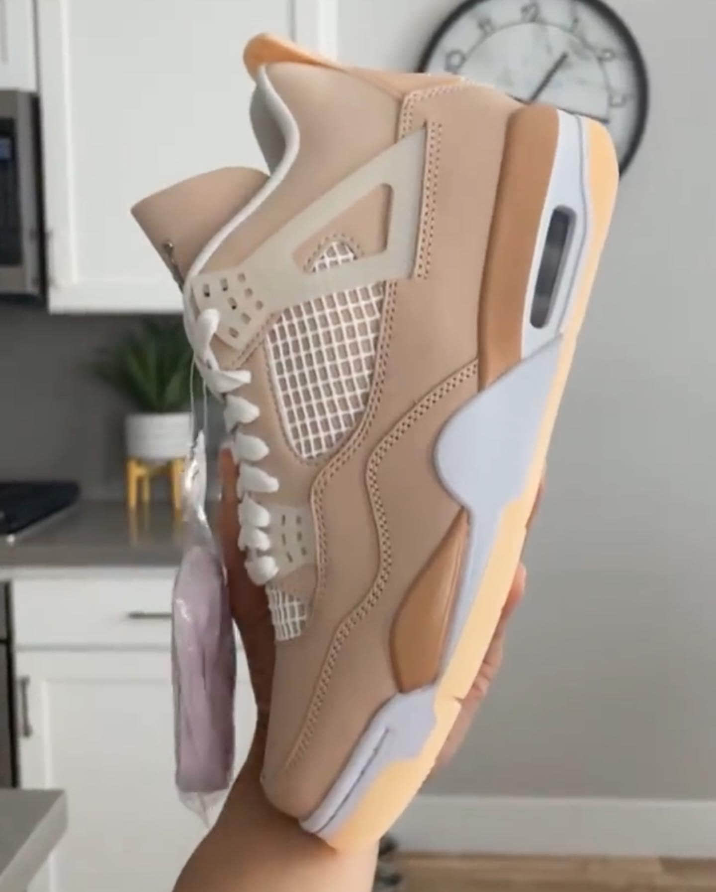 温柔卡其色!全新AJ4“Shimmer”实物首度曝光! 货号:DJ0675-200