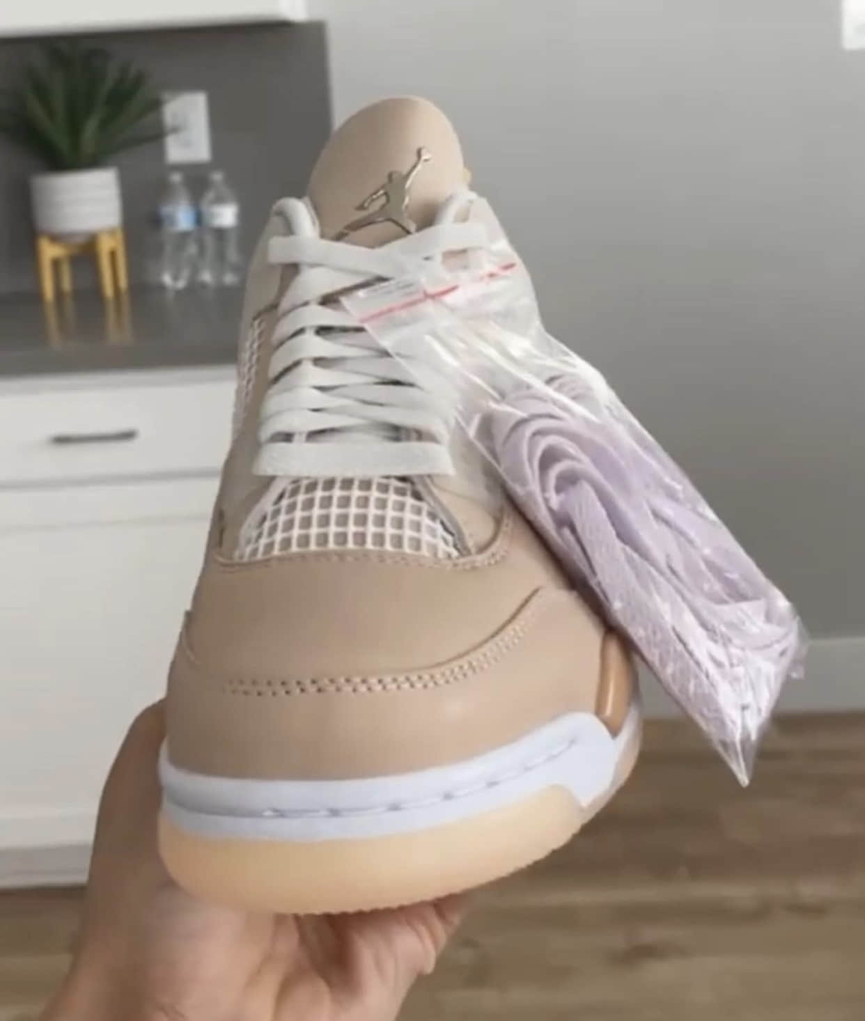 温柔卡其色!全新AJ4“Shimmer”实物首度曝光! 货号:DJ0675-200