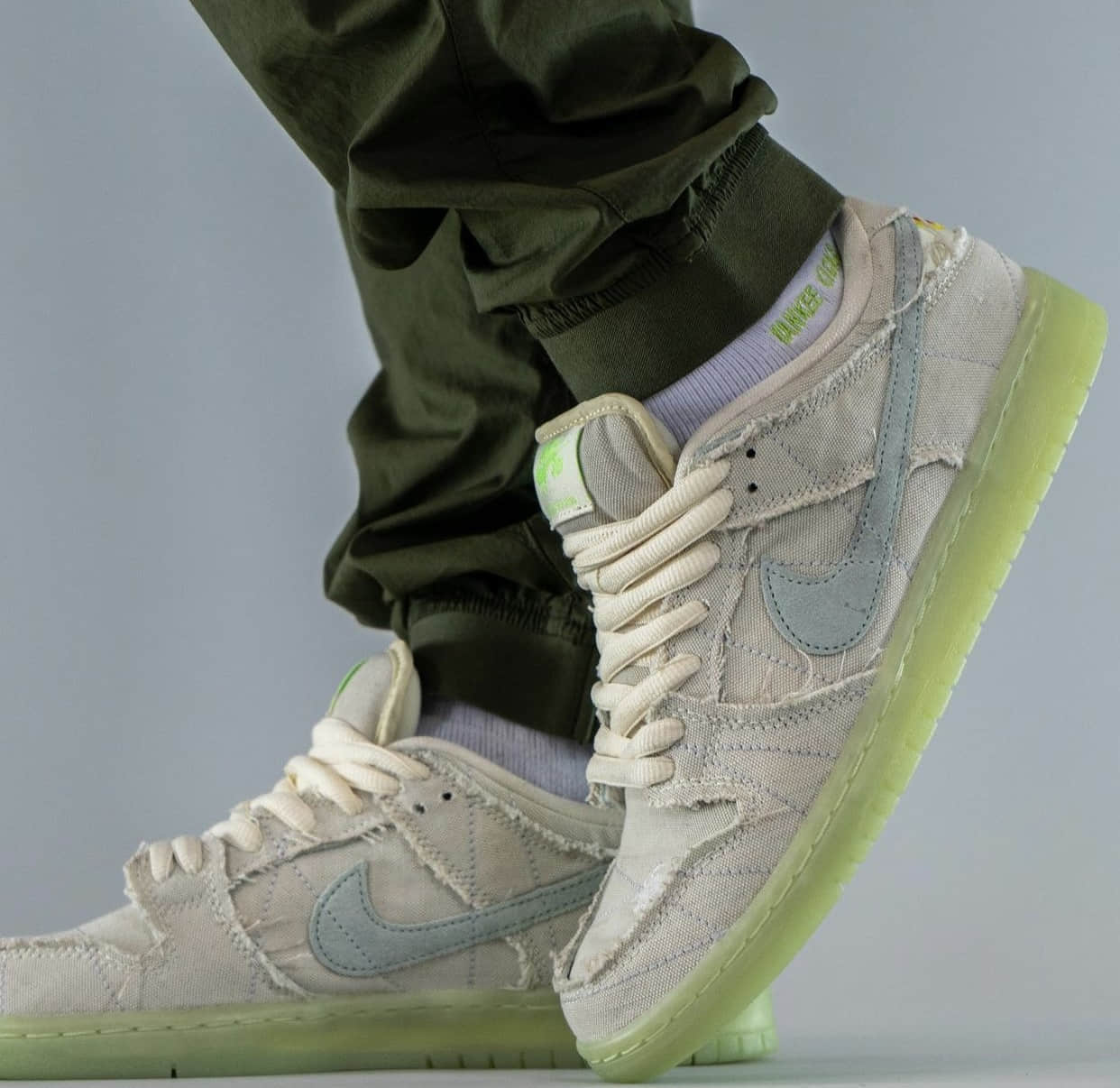 可撕鞋面+夜光设计!全新Nike SB Dunk“木乃伊”十月登场! 货号:DM0774-111