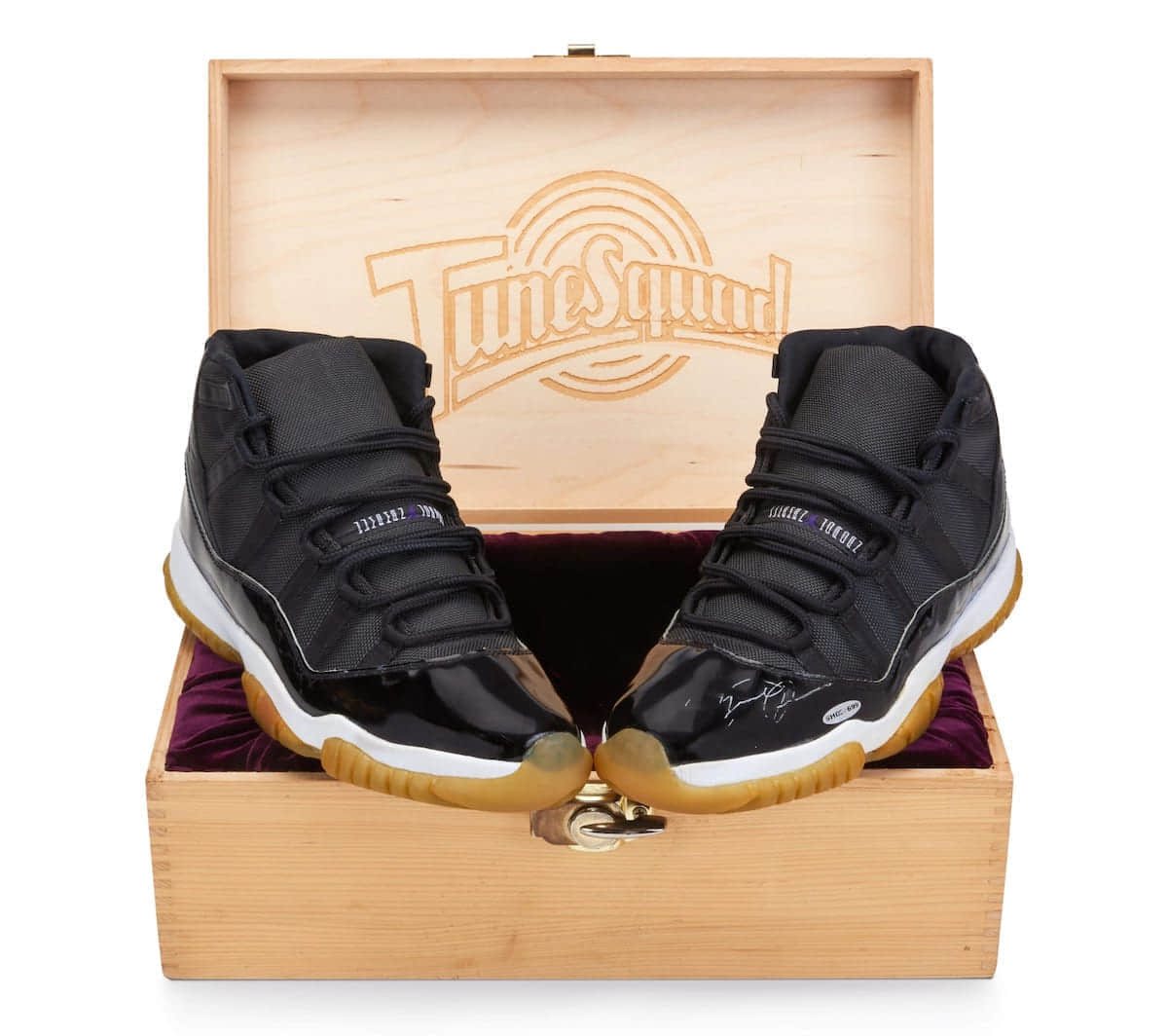 苏富比拍卖行惊现乔丹亲签大灌篮 AJ11!这双AJ真的买不起!