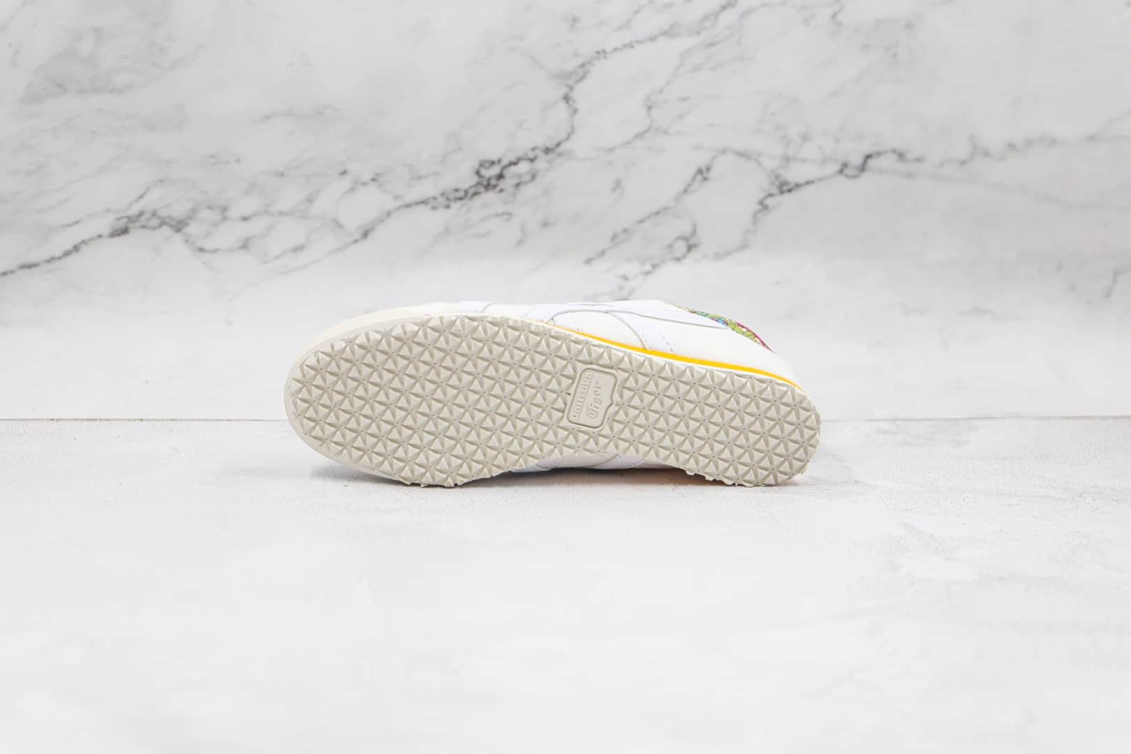 亚瑟士Onitsuka tiger公司级版本鬼冢虎一脚蹬白黄色印花帆布鞋原楦头纸板打造 货号:1182A070-100