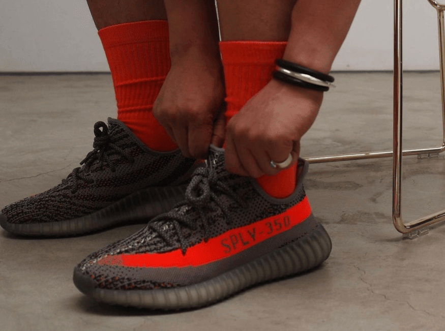 全新Yeezy 350 V2“灰橙满天星”最新实物图曝光！太骚气！