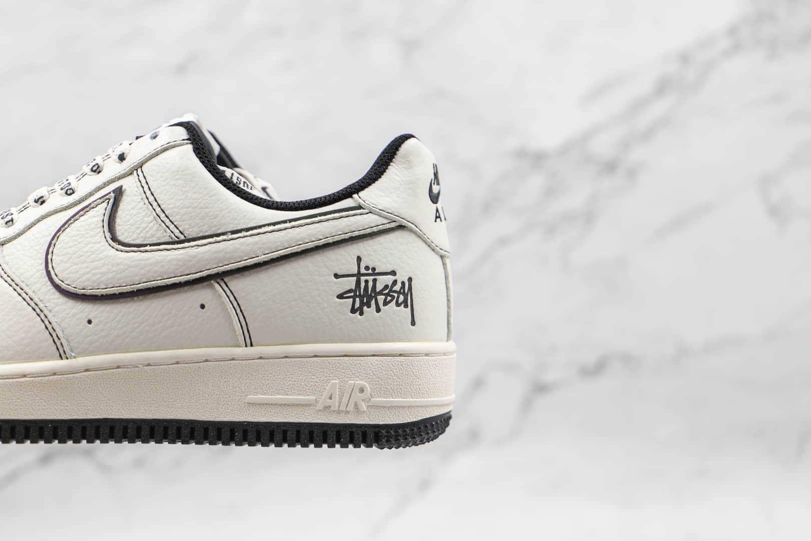 耐克Nike Air Force 1 Low纯原版本低帮空军一号白黑色缝线斯图西联名款板鞋内置气垫 货号:UN1635-702