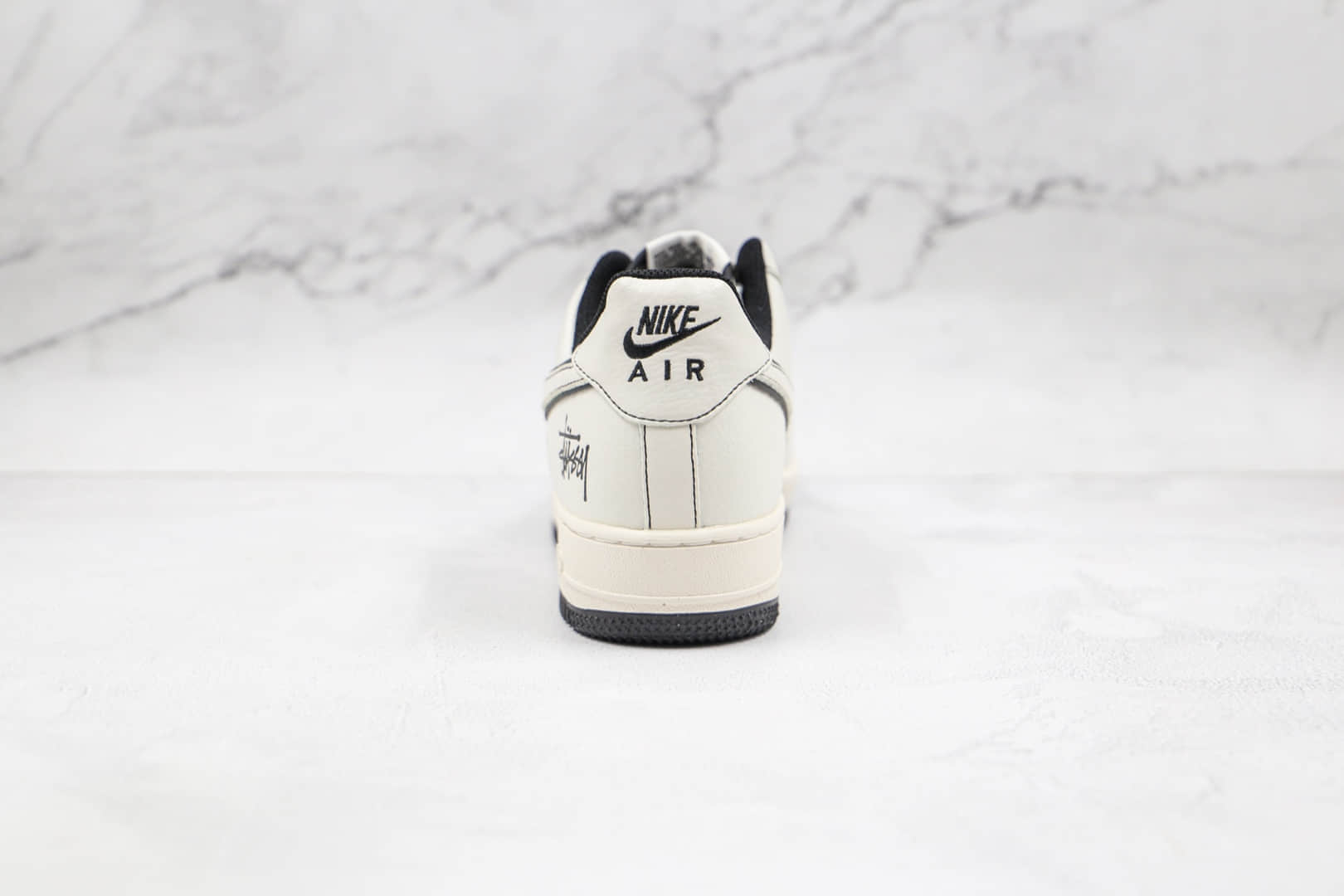 耐克Nike Air Force 1 Low纯原版本低帮空军一号白黑色缝线斯图西联名款板鞋内置气垫 货号:UN1635-702