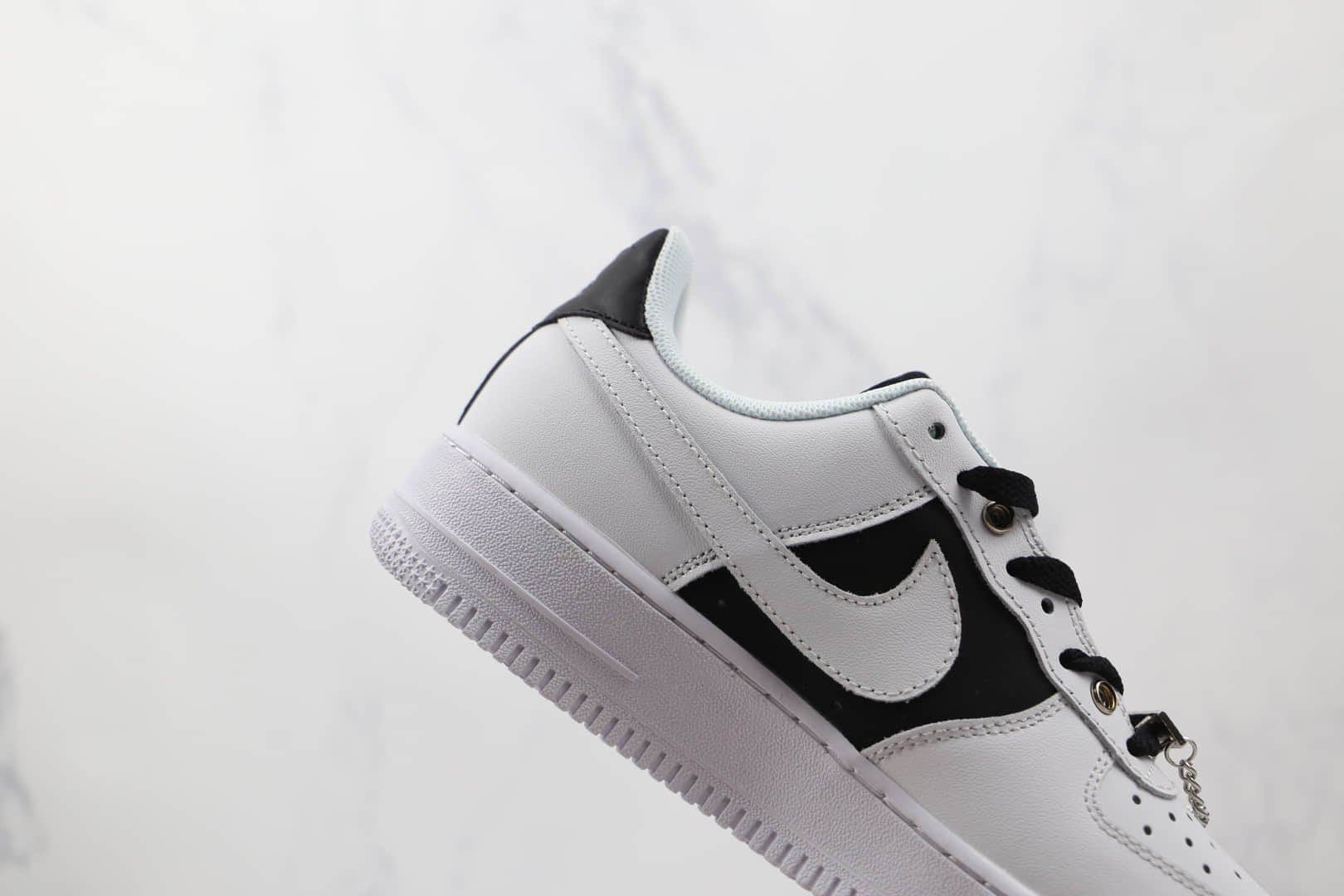 耐克Nike Air Force 1 Low '07纯原版本低帮空军一号白黑色金属银牌板鞋原楦头纸板打造 货号:DA8571-100