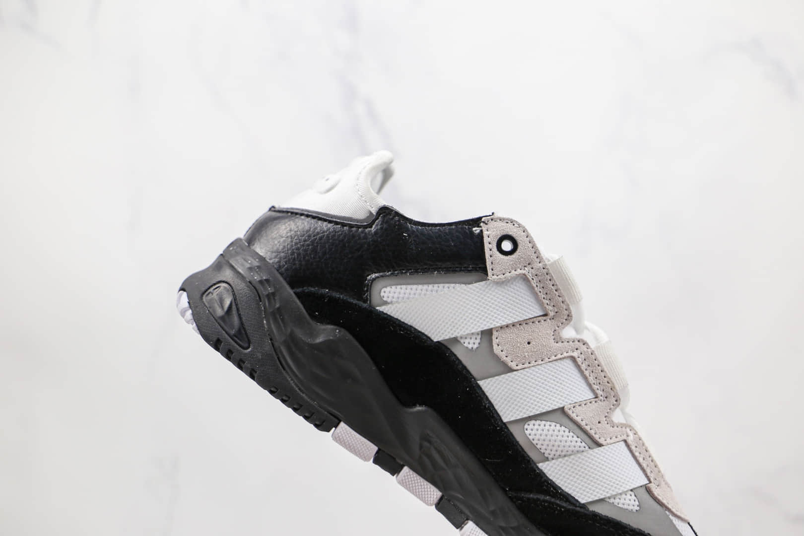 阿迪达斯adidas Originals NiteBall纯原版本易烊千玺同款老爹鞋复古跑鞋白黑色区别市面通货 货号:H67366