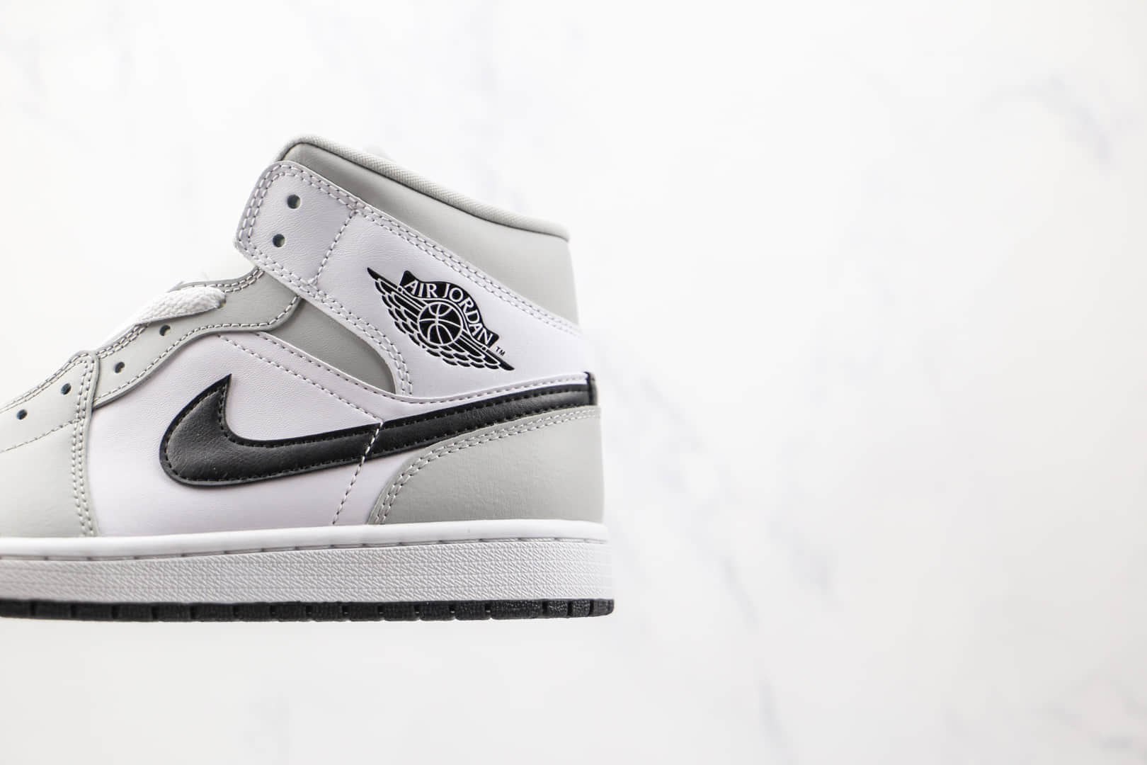 乔丹Air Jordan 1 Mid Light Smoke Grey纯原版本中帮AJ1白灰黑烟灰色板鞋正确后跟定型 货号:BQ6472-015