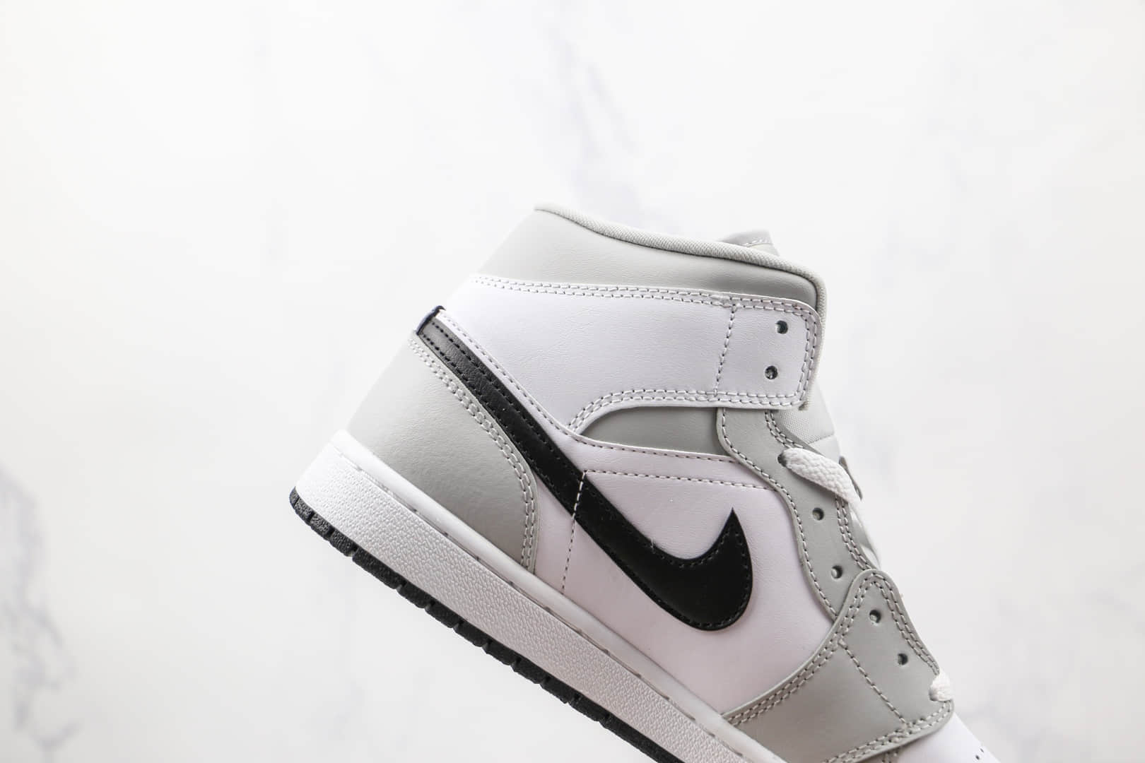 乔丹Air Jordan 1 Mid Light Smoke Grey纯原版本中帮AJ1白灰黑烟灰色板鞋正确后跟定型 货号:BQ6472-015