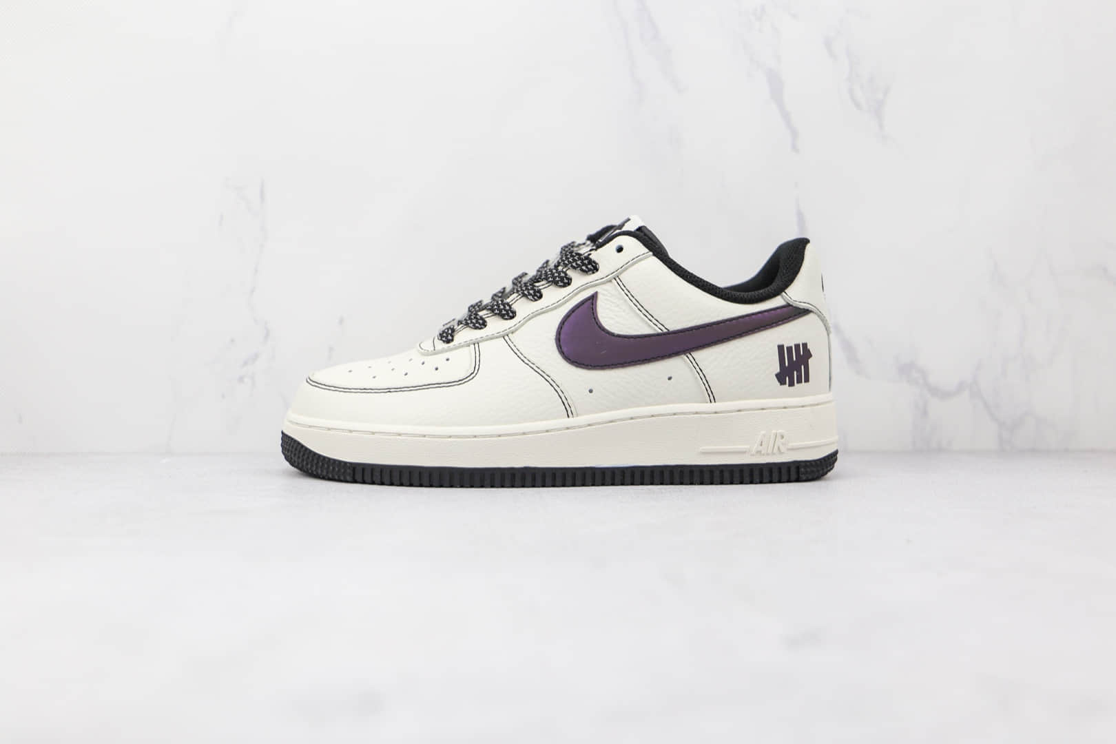 耐克Nike Air Force 1' 07纯原版本低帮空军一号五道杠联名款白黑色板鞋内置气垫 货号：UN2588-121