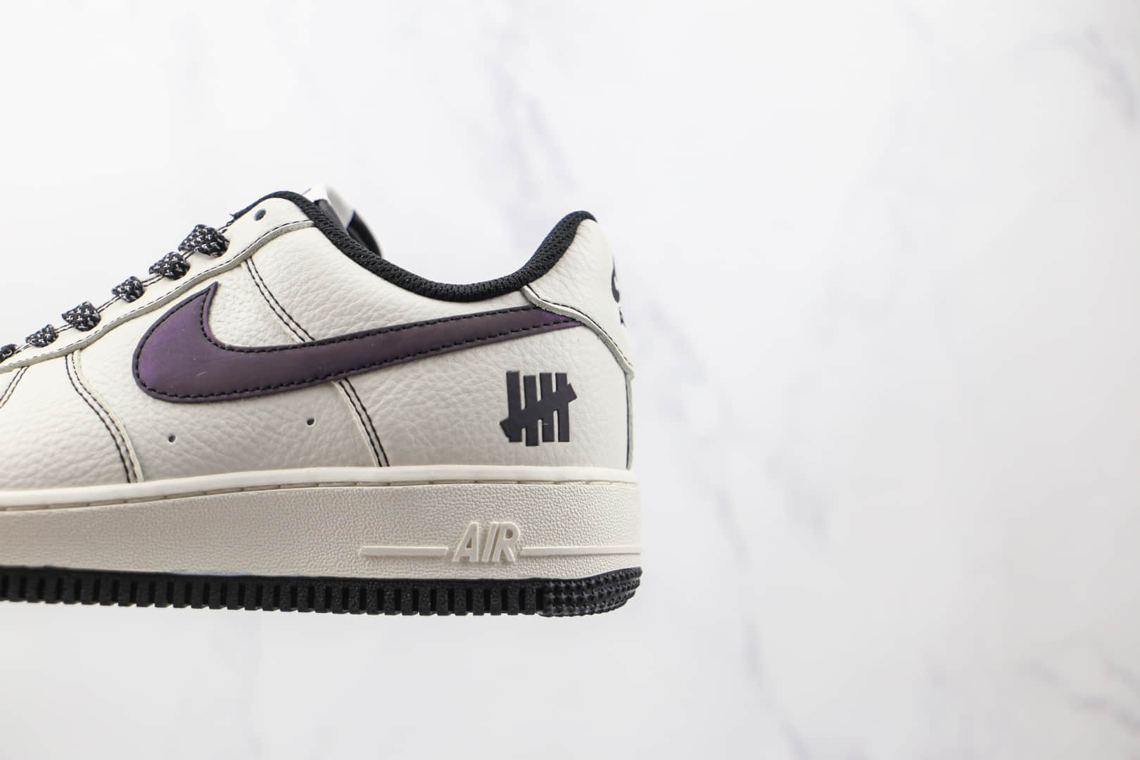 耐克Nike Air Force 1' 07纯原版本低帮空军一号五道杠联名款白黑色板鞋内置气垫 货号：UN2588-121