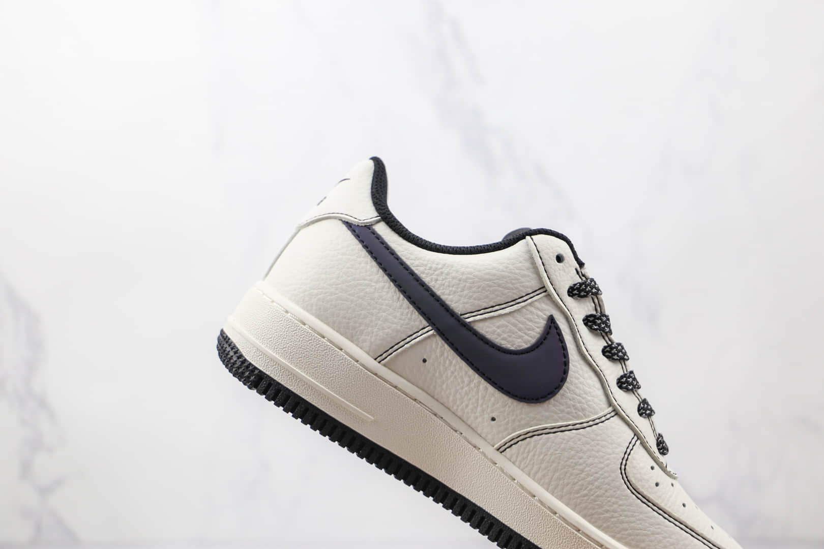 耐克Nike Air Force 1' 07纯原版本低帮空军一号五道杠联名款白黑色板鞋内置气垫 货号：UN2588-121