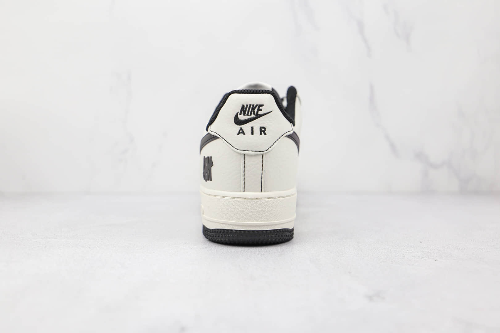耐克Nike Air Force 1' 07纯原版本低帮空军一号五道杠联名款白黑色板鞋内置气垫 货号：UN2588-121