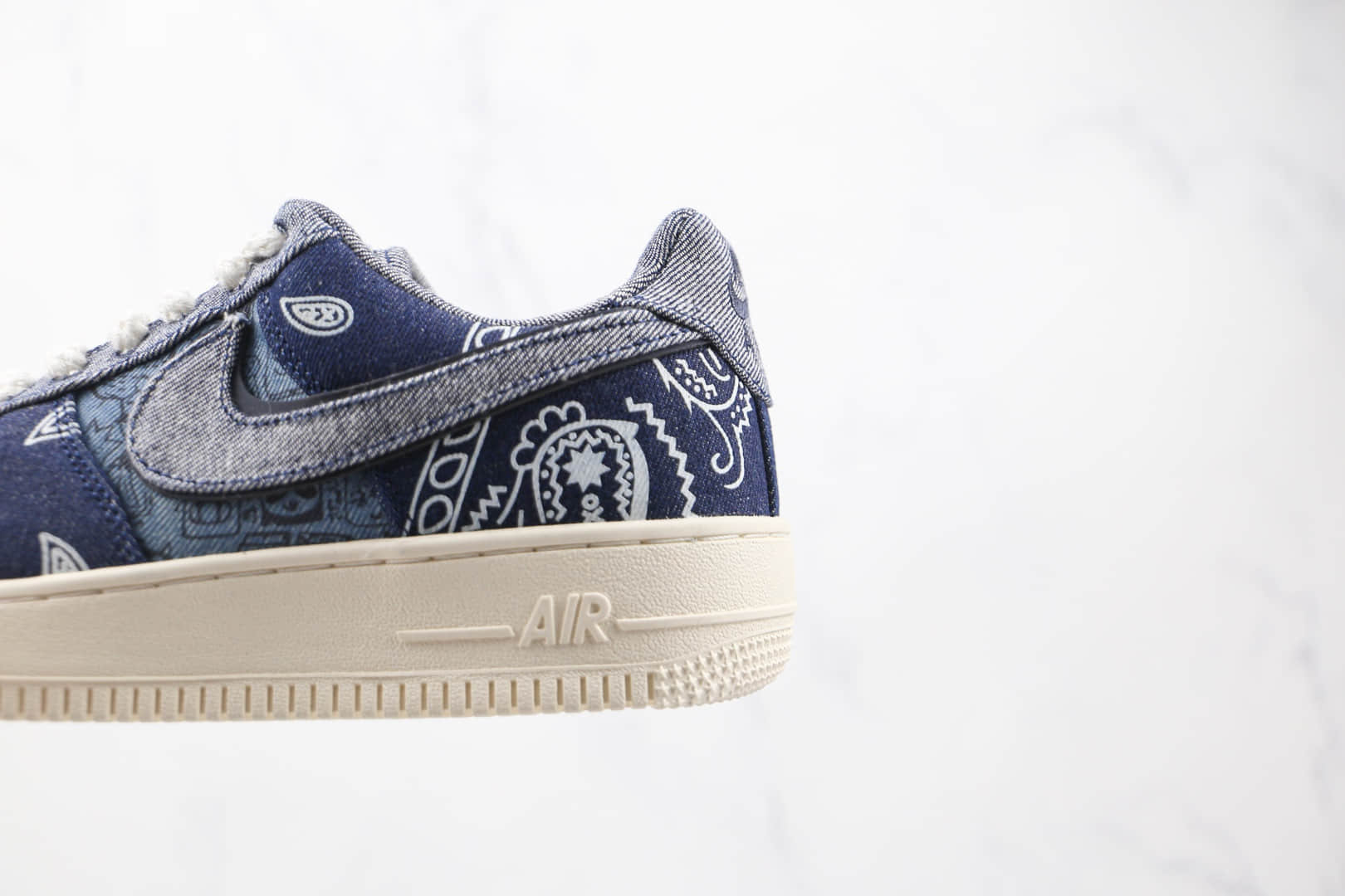 耐克Nike Air Force 1 Low纯原版本低帮空军一号腰果花印花黑灰色牛仔板鞋内置气垫 货号:905345-402