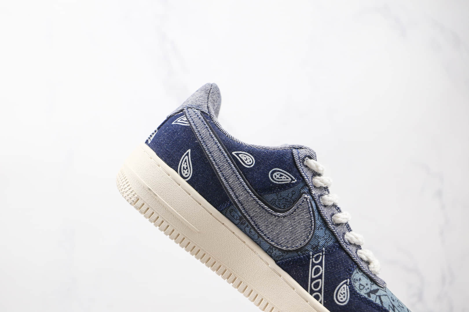 耐克Nike Air Force 1 Low纯原版本低帮空军一号腰果花印花黑灰色牛仔板鞋内置气垫 货号:905345-402
