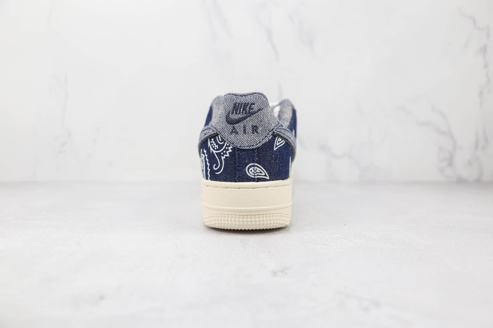 耐克Nike Air Force 1 Low纯原版本低帮空军一号腰果花印花黑灰色牛仔板鞋内置气垫 货号:905345-402