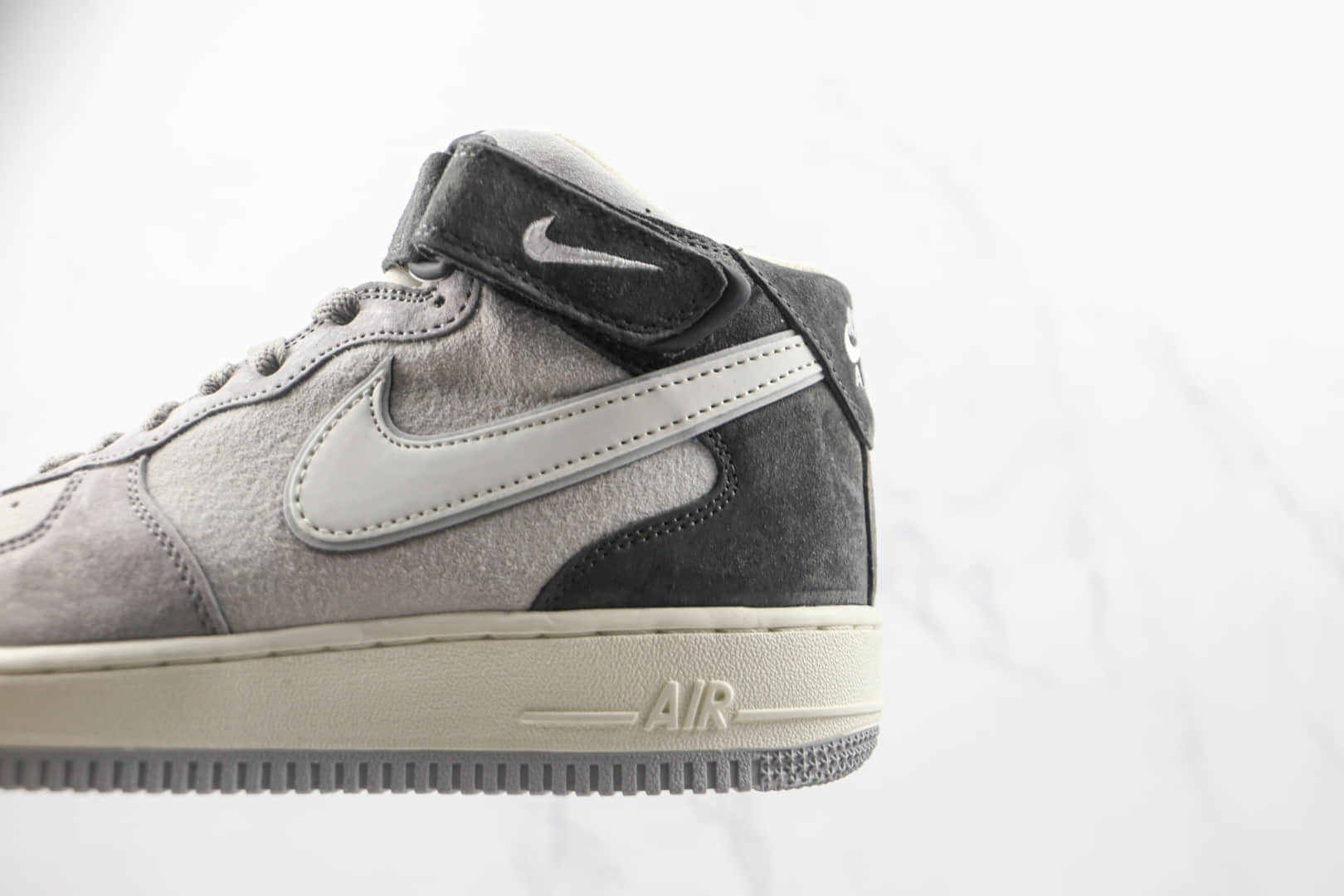 耐克Nike Air Force 1‘07 Mid纯原版本中帮空军一号麂皮灰色板鞋内置气垫 货号:DG9158-616