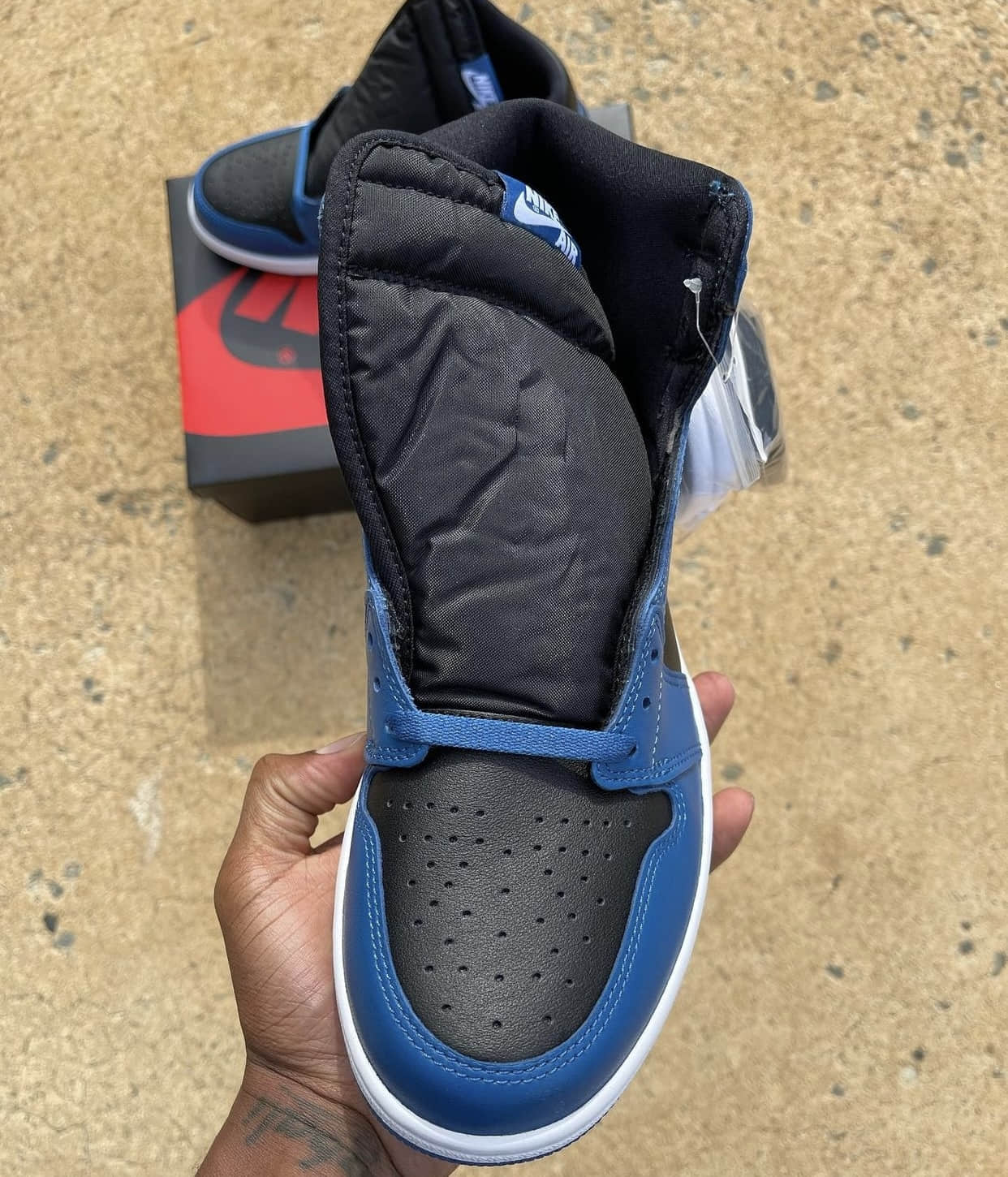 AJ1“皇家蓝 2.0”最新实物图曝光!2月16日发售! 货号:555088-404