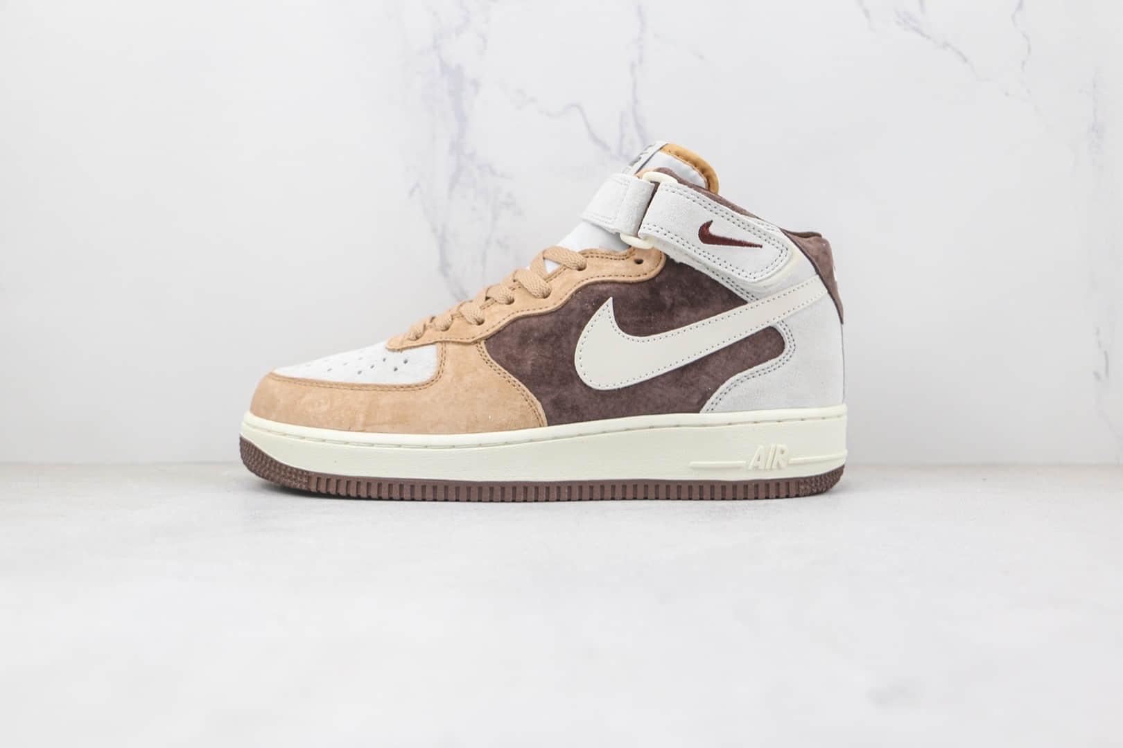 耐克Nike Air Force 1’07 Mid纯原版本中帮空军一号麂皮米白褐色板鞋内置气垫 货号:AL6896-556