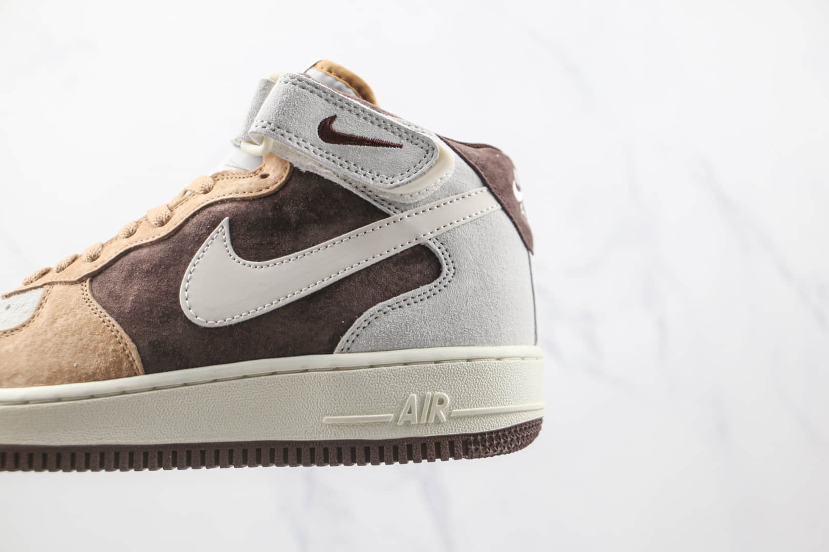 耐克Nike Air Force 1’07 Mid纯原版本中帮空军一号麂皮米白褐色板鞋内置气垫 货号:AL6896-556