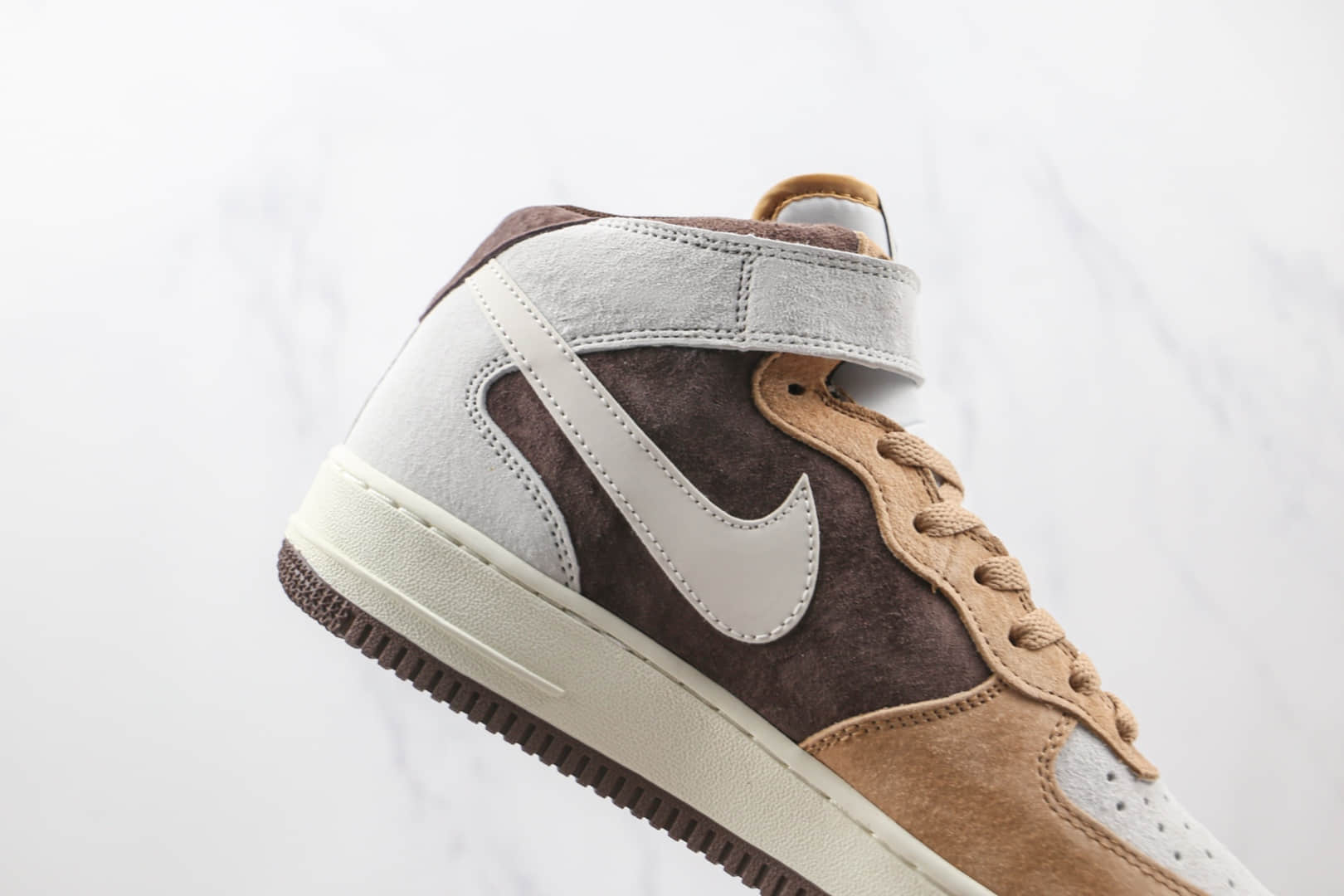 耐克Nike Air Force 1’07 Mid纯原版本中帮空军一号麂皮米白褐色板鞋内置气垫 货号:AL6896-556