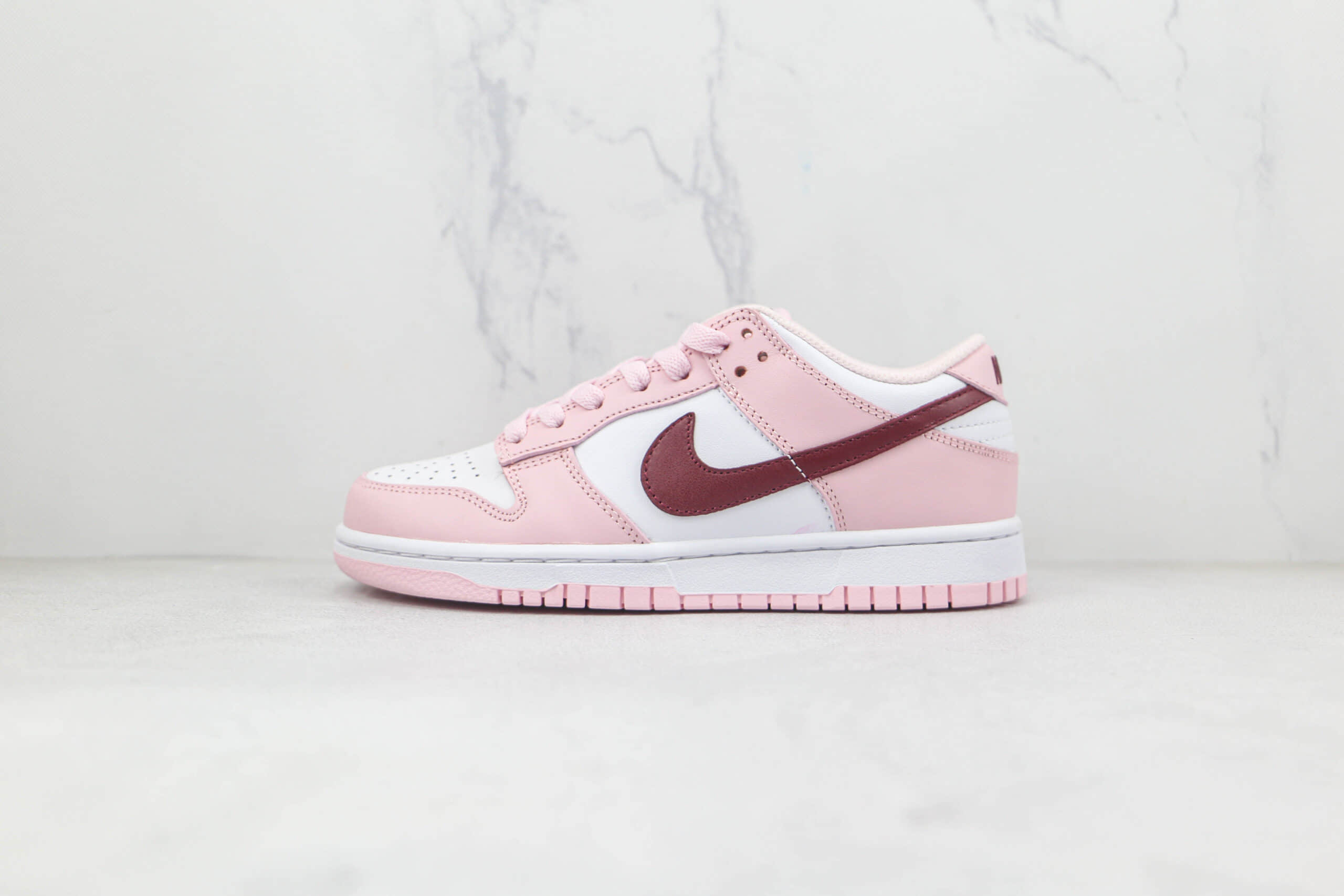 耐克Nike Wmne SB Dunk Low GSWhite Pink Red纯原版本低帮SB DUNK情人节樱花粉白红色板鞋原盒原标 货号：CW1590-601