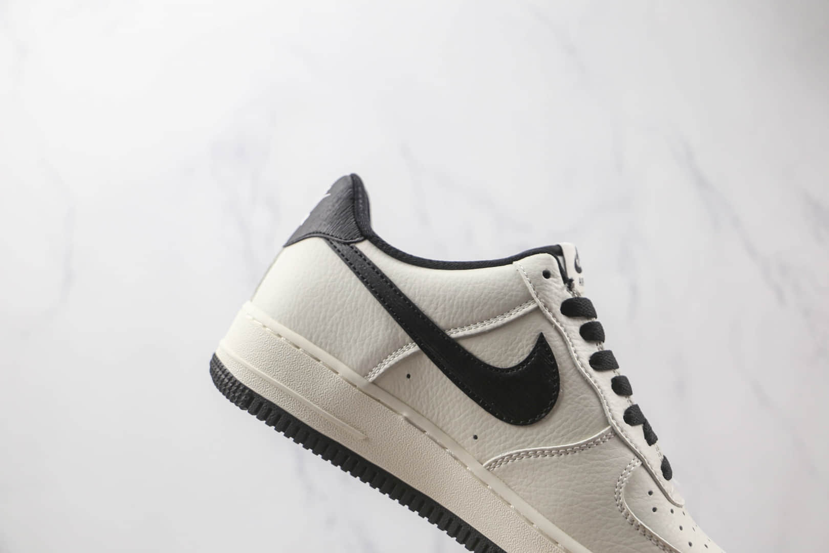 耐克Nike Air Force 1’07 Low纯原版本低帮空军一号白黑勾板鞋内置气垫 货号：MK9636-125