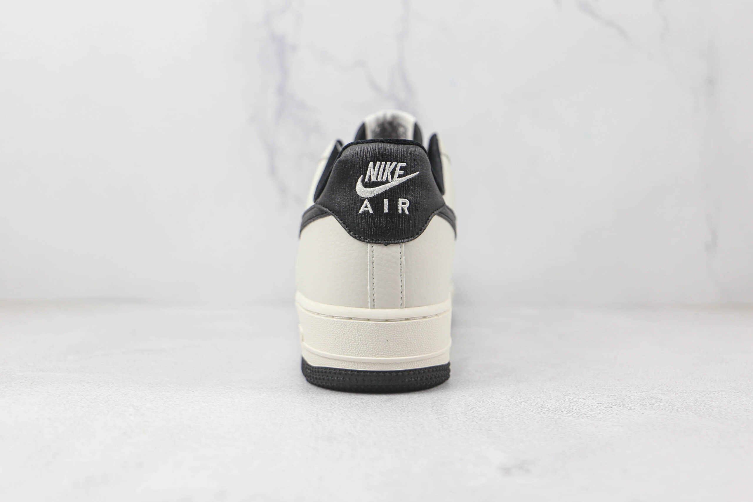 耐克Nike Air Force 1’07 Low纯原版本低帮空军一号白黑勾板鞋内置气垫 货号：MK9636-125