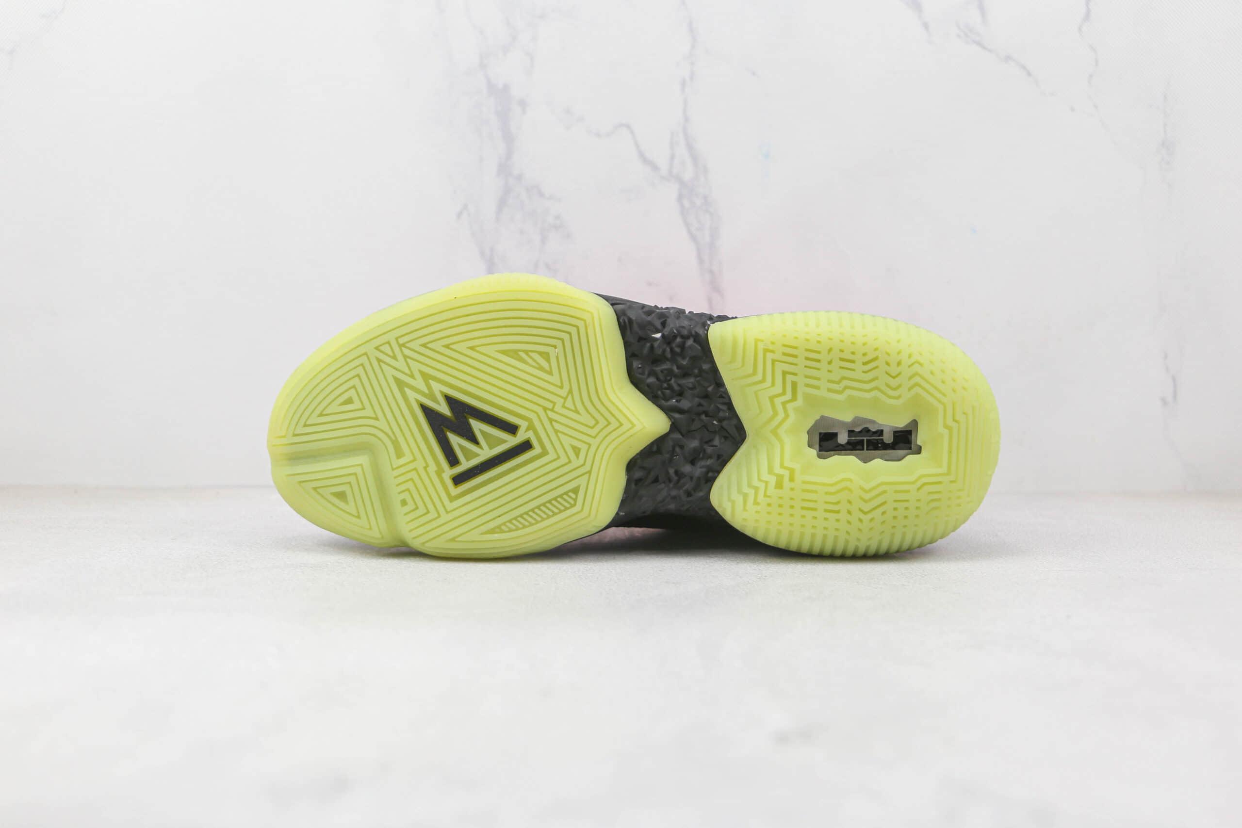 耐克NIKE LEBRON Ambassador 13纯原版本詹姆斯使节13代黑粉夜光篮球鞋内置气垫支持实战 货号:CQ9329-001