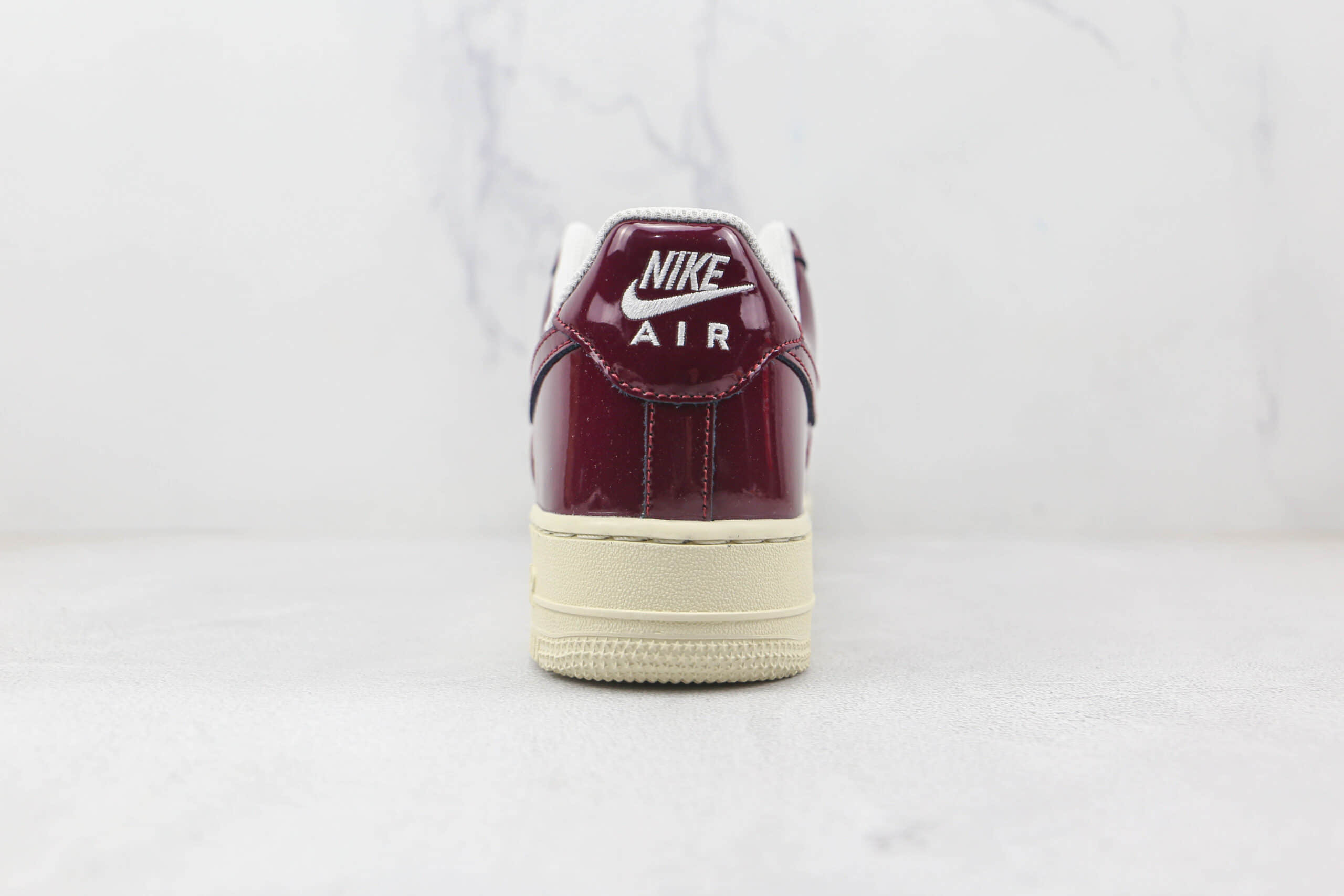 耐克Nike Air Force 1’07 Low纯原版本低帮空军一号漆皮酒红色板鞋内置气垫 货号：DQ8583-100