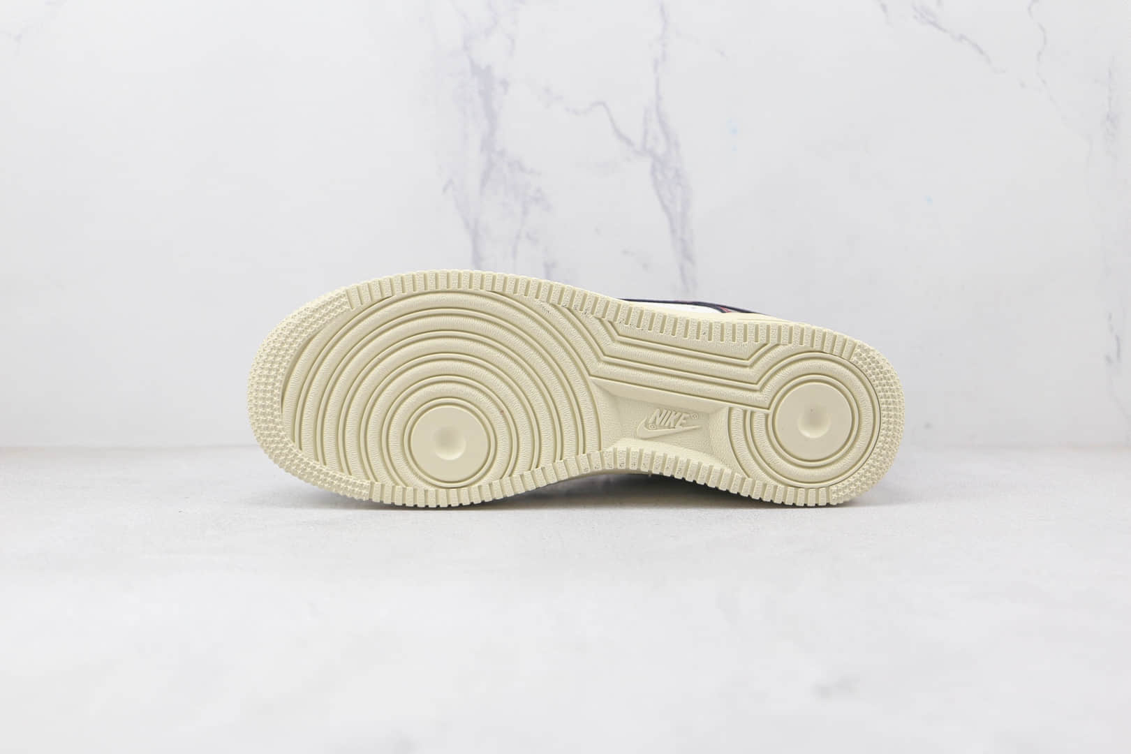 耐克Nike Air Force 1’07 Low纯原版本低帮空军一号漆皮酒红色板鞋内置气垫 货号：DQ8583-100