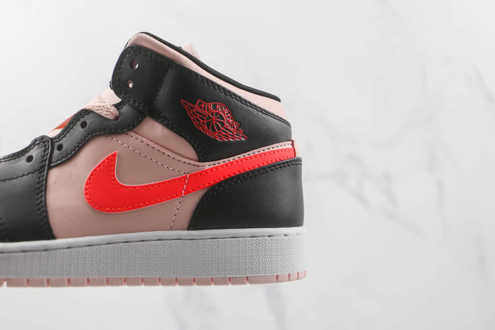 乔丹Air Jordan 1 Mid纯原版本中帮AJ1黑樱花粉篮球鞋原楦头纸板打造 货号：554725-604